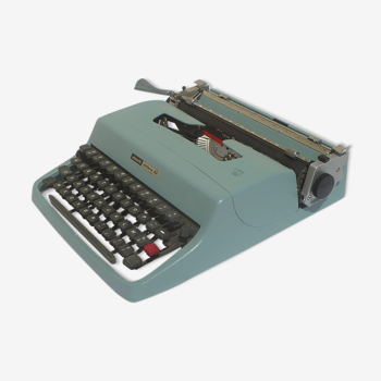 Olivetti Lettera 32 typewriter