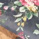 Chaise en bois bleue velours fleuri effets vintage