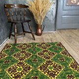 Tapis vert et jaune fait à la main avec de délicates fleurs colorées