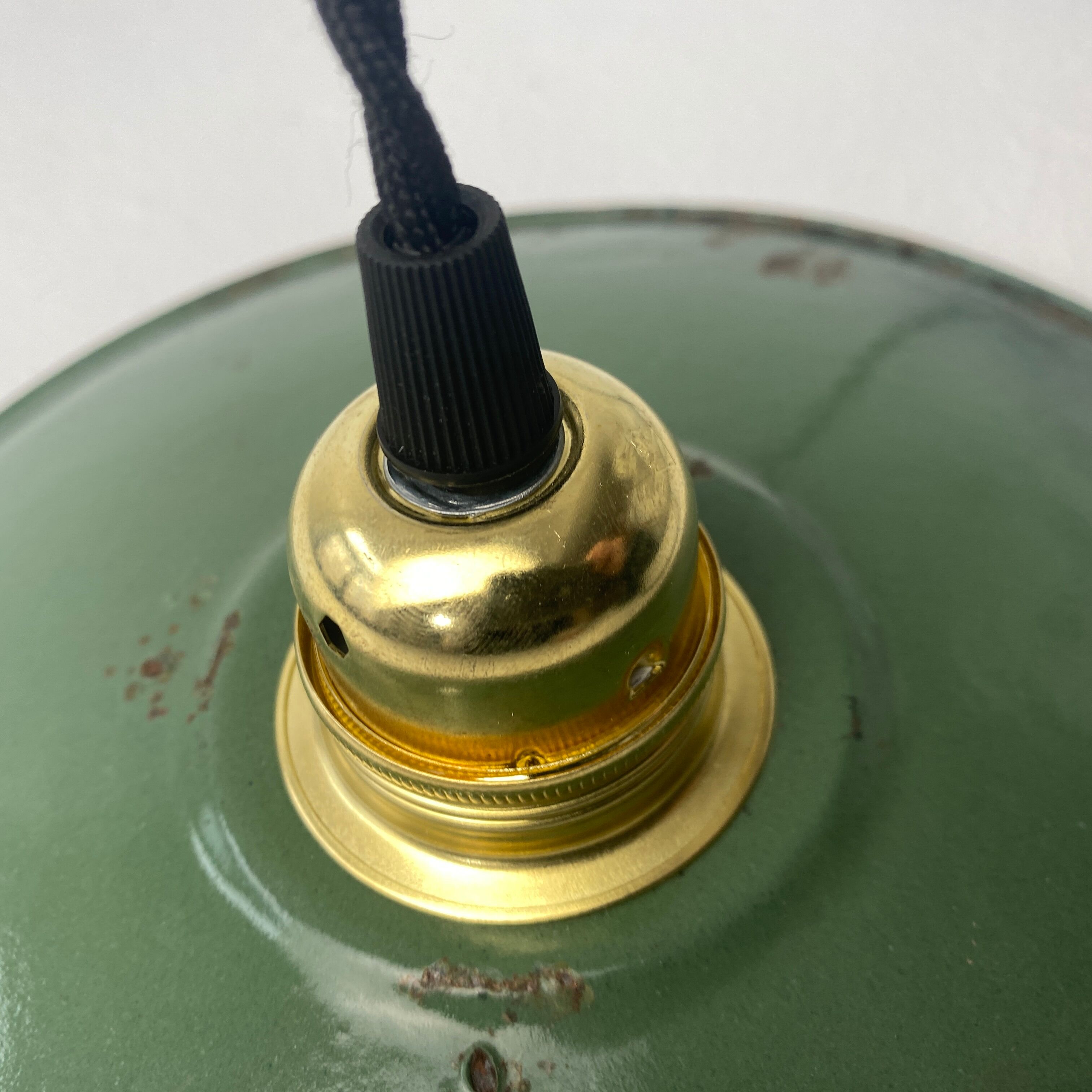 Industrial enamel pendant lamp