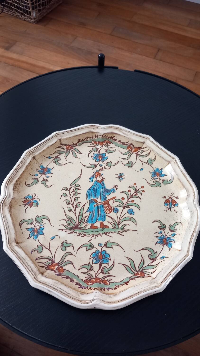 Assiette de collection Moustiers décor chinois