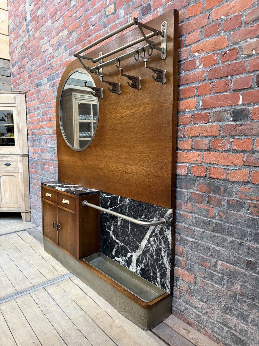 Large Art Deco entrance cloakroom