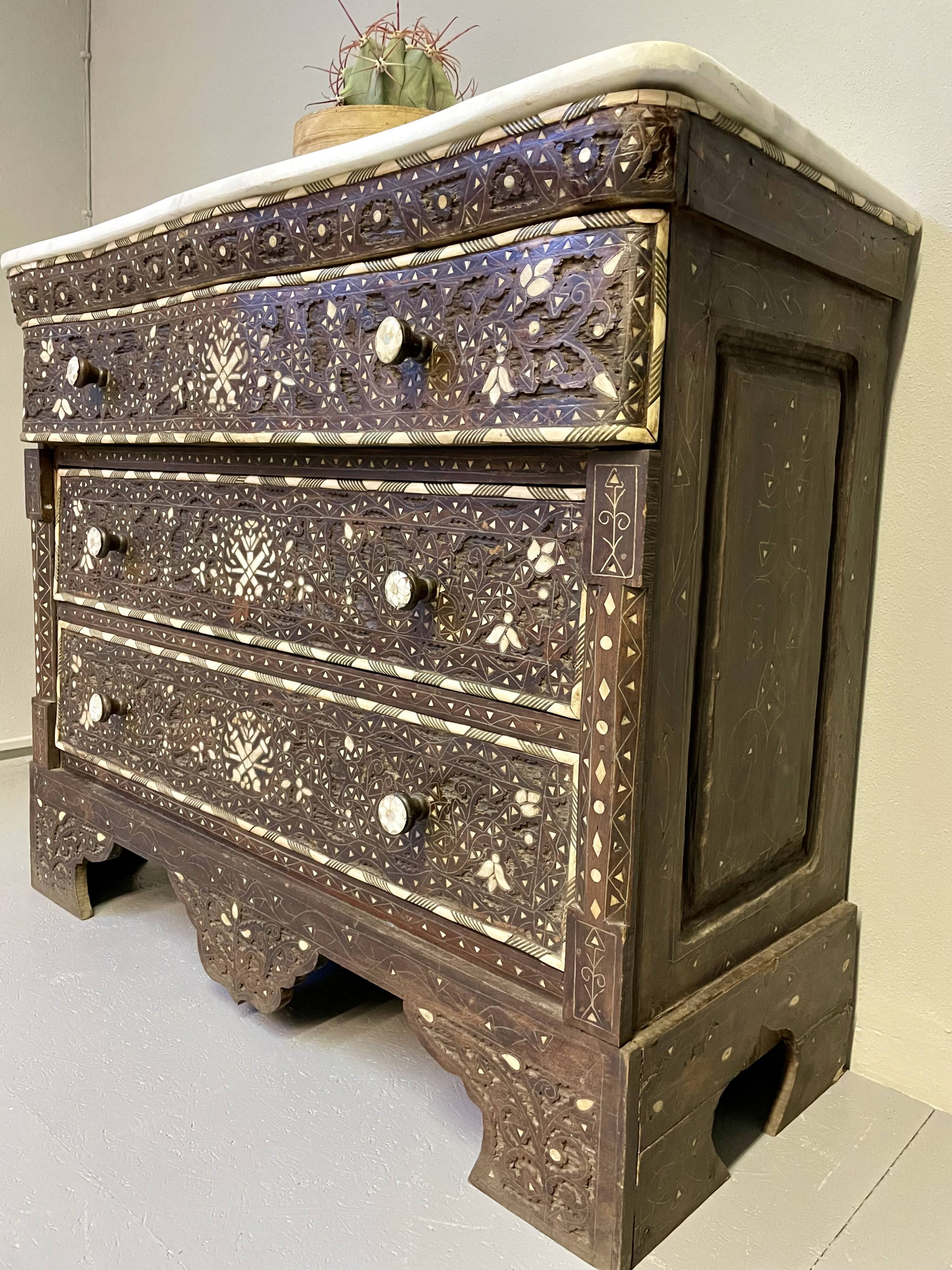 Coffre de mariage syrien avec incrustations de nacre et plateau en marbre, milieu du siècle