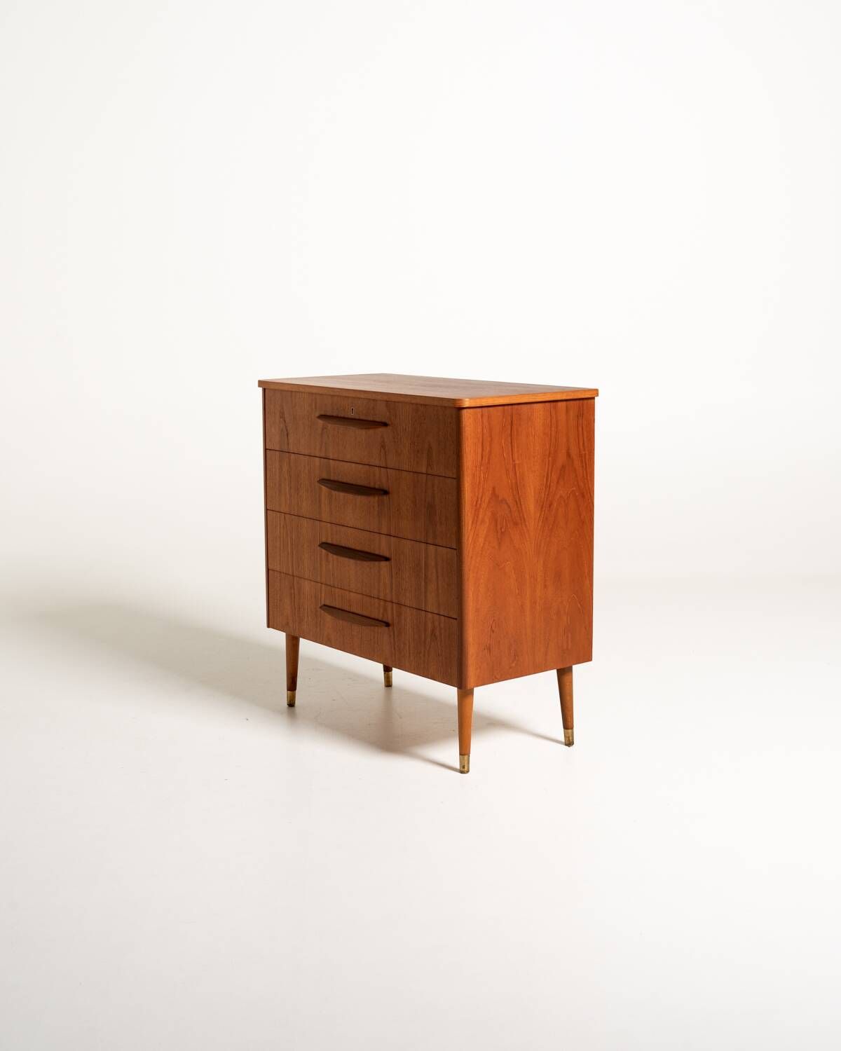 Commode en teck avec ferrules en laiton