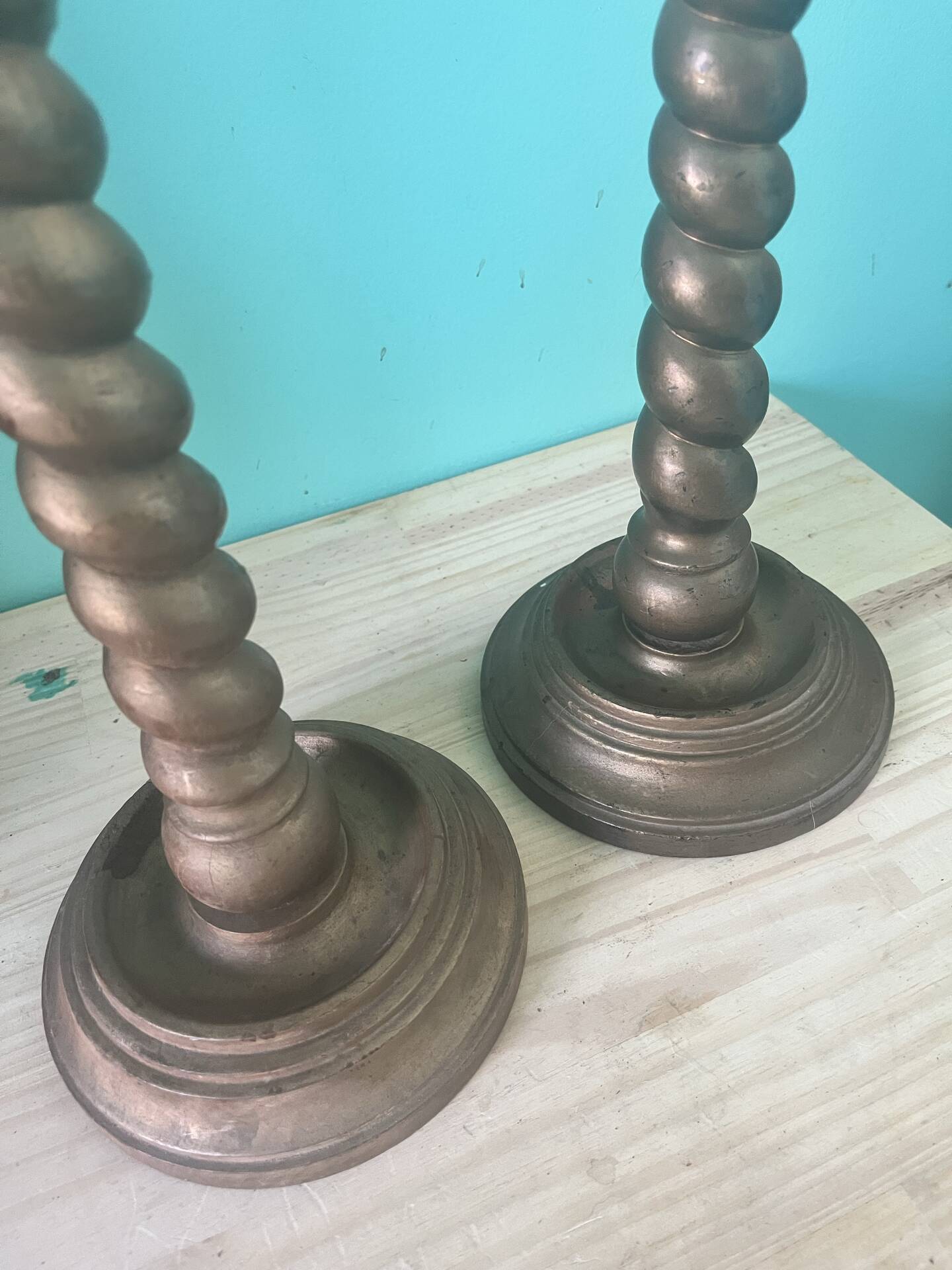 Paire de grands bougeoirs en bois torsadé doré — Hauteur 62 cm — Déco