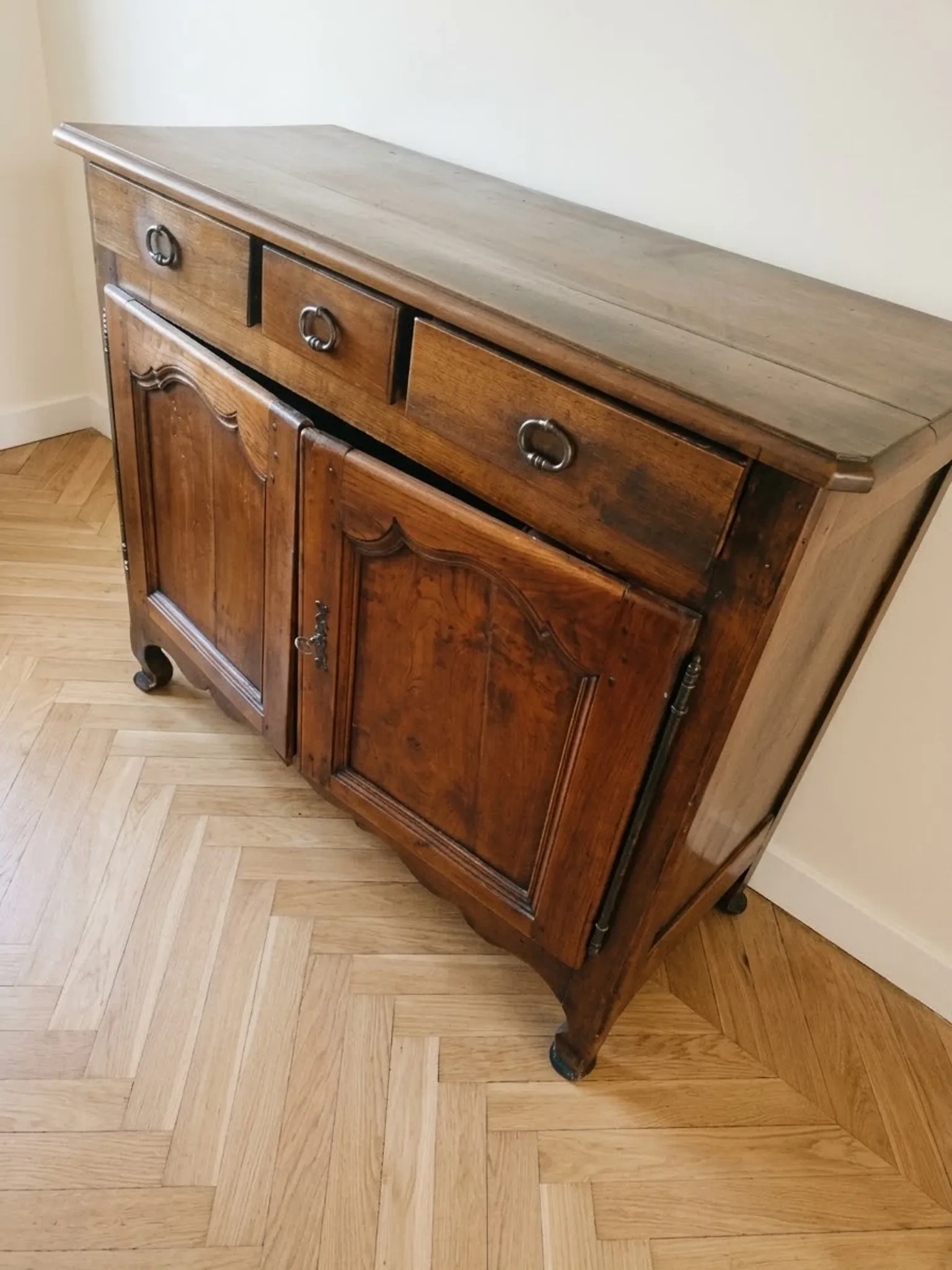 Old low buffet in solid wood with drawers and doors.
