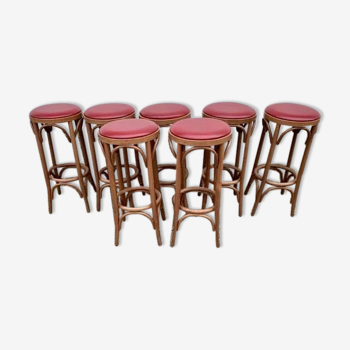 Lot de 7 tabourets de bar en bois courbé assise skaï rouge