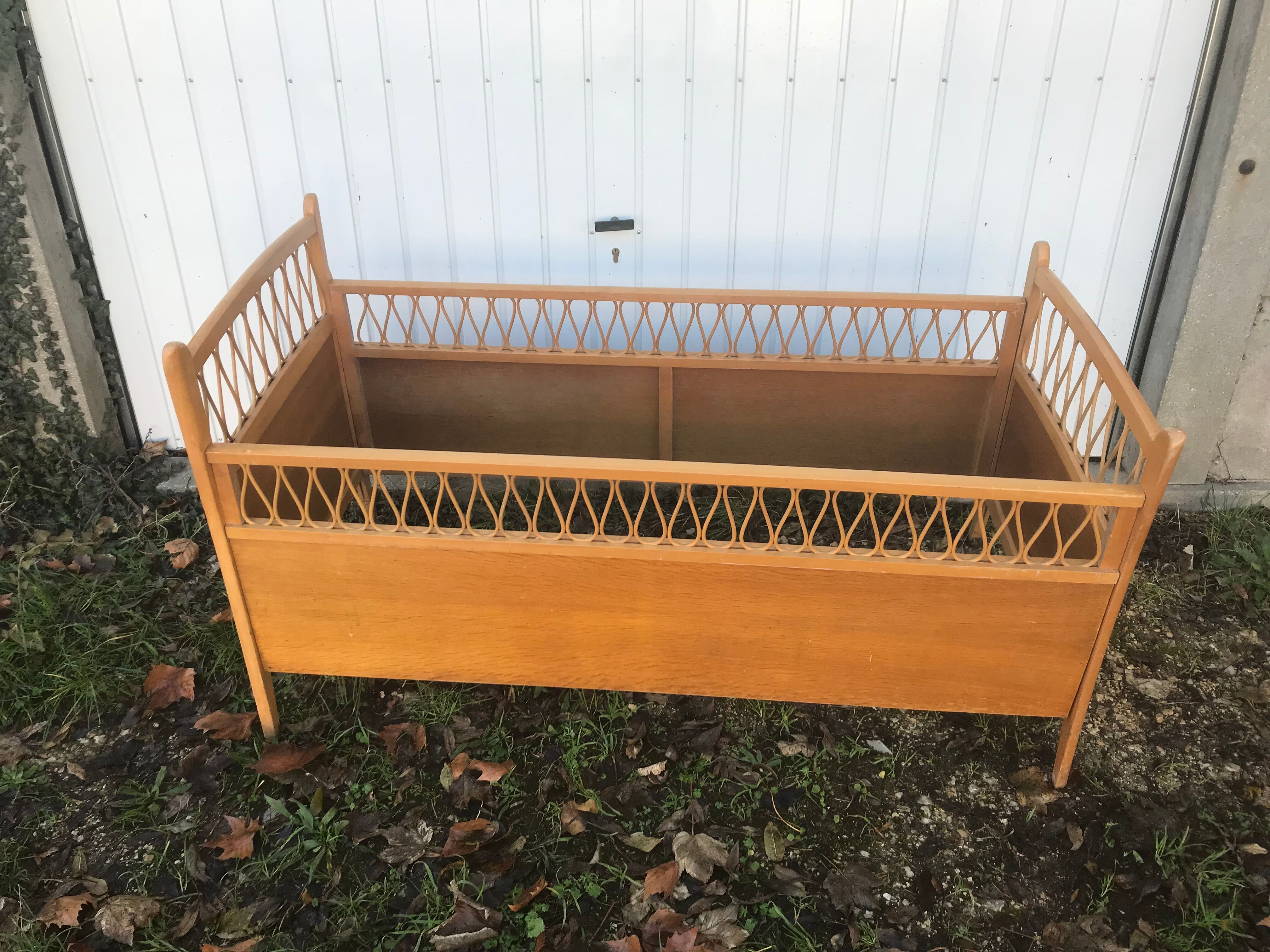 Ancien lit bébé scandinave bois