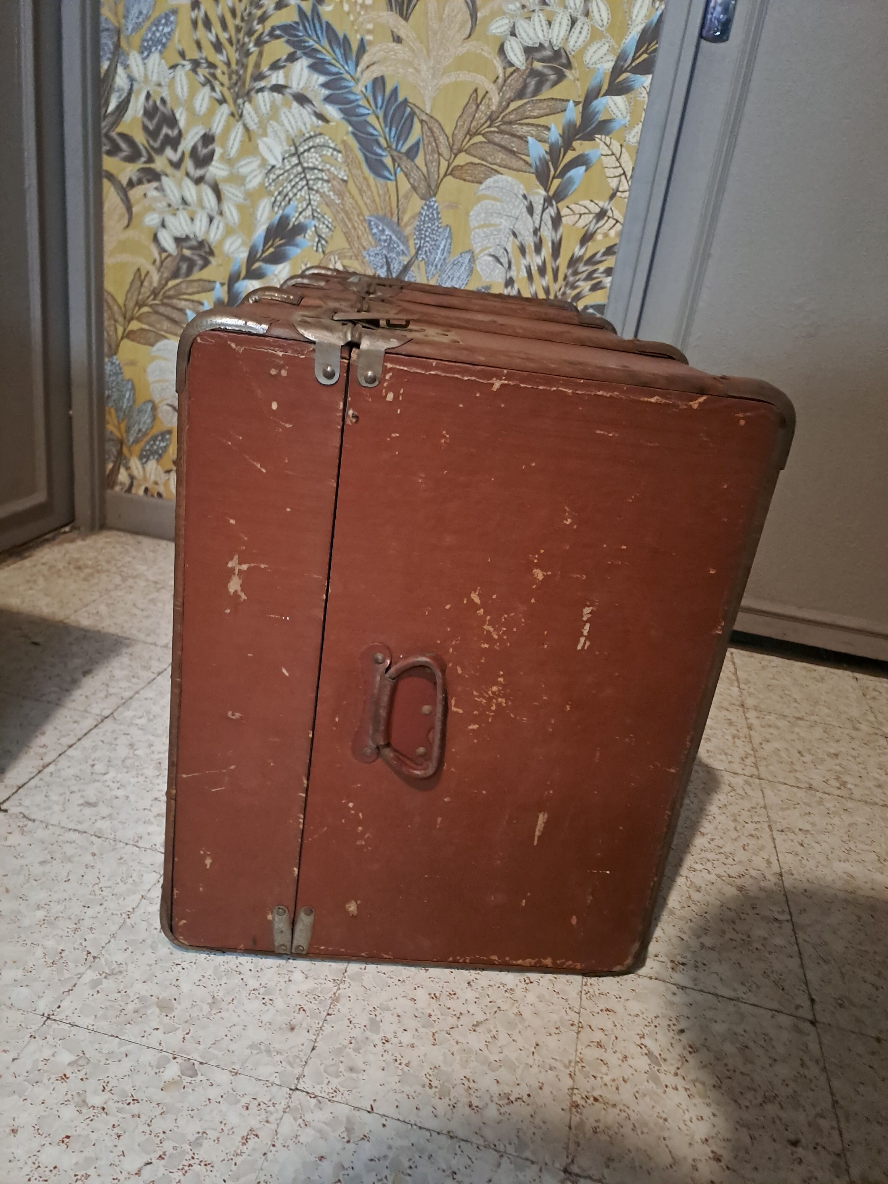 Vintage vintage old travel trunk dating from the 1920s/1940s