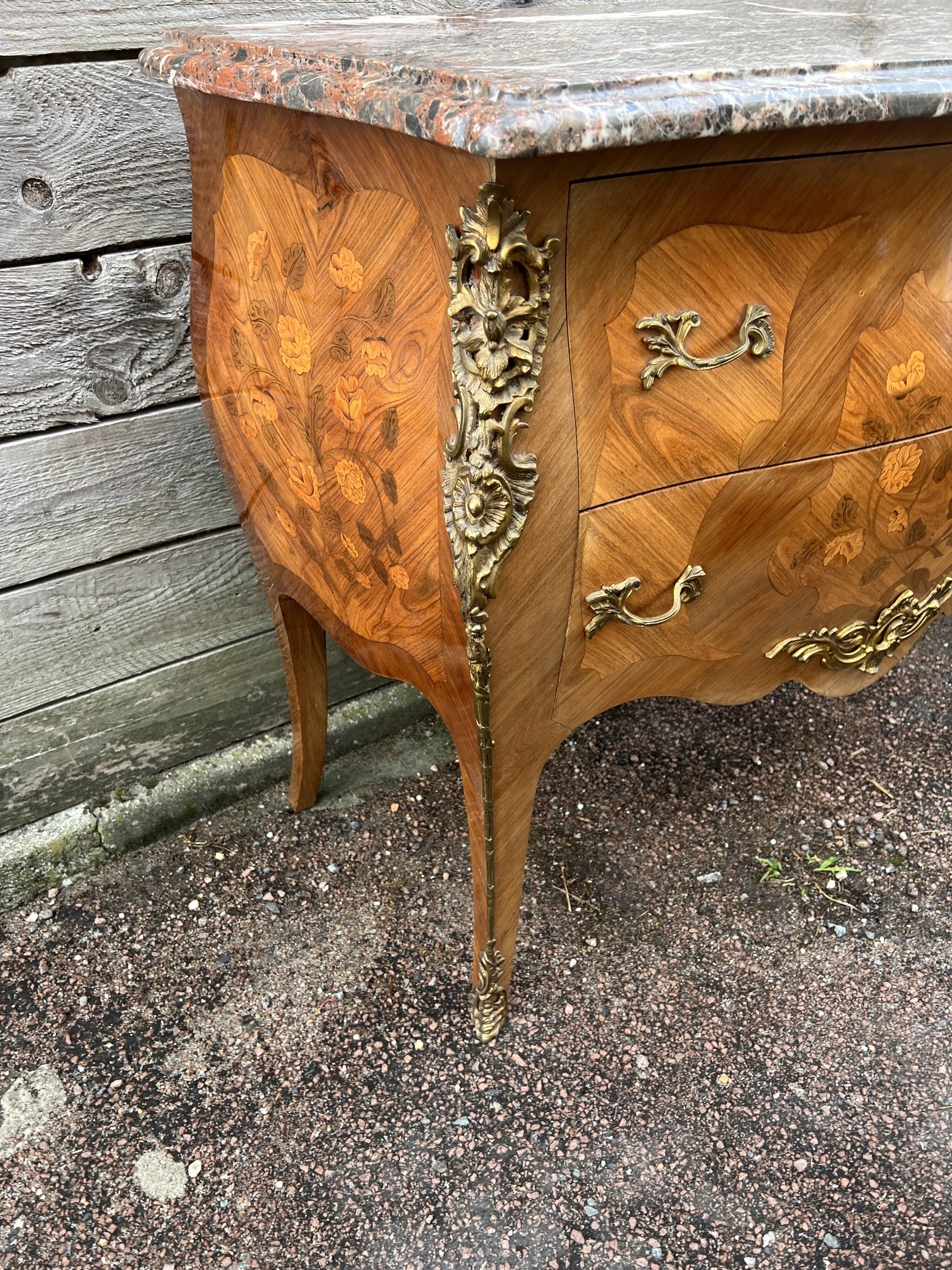 Louis XV style chest of drawers, inlaid with flowers