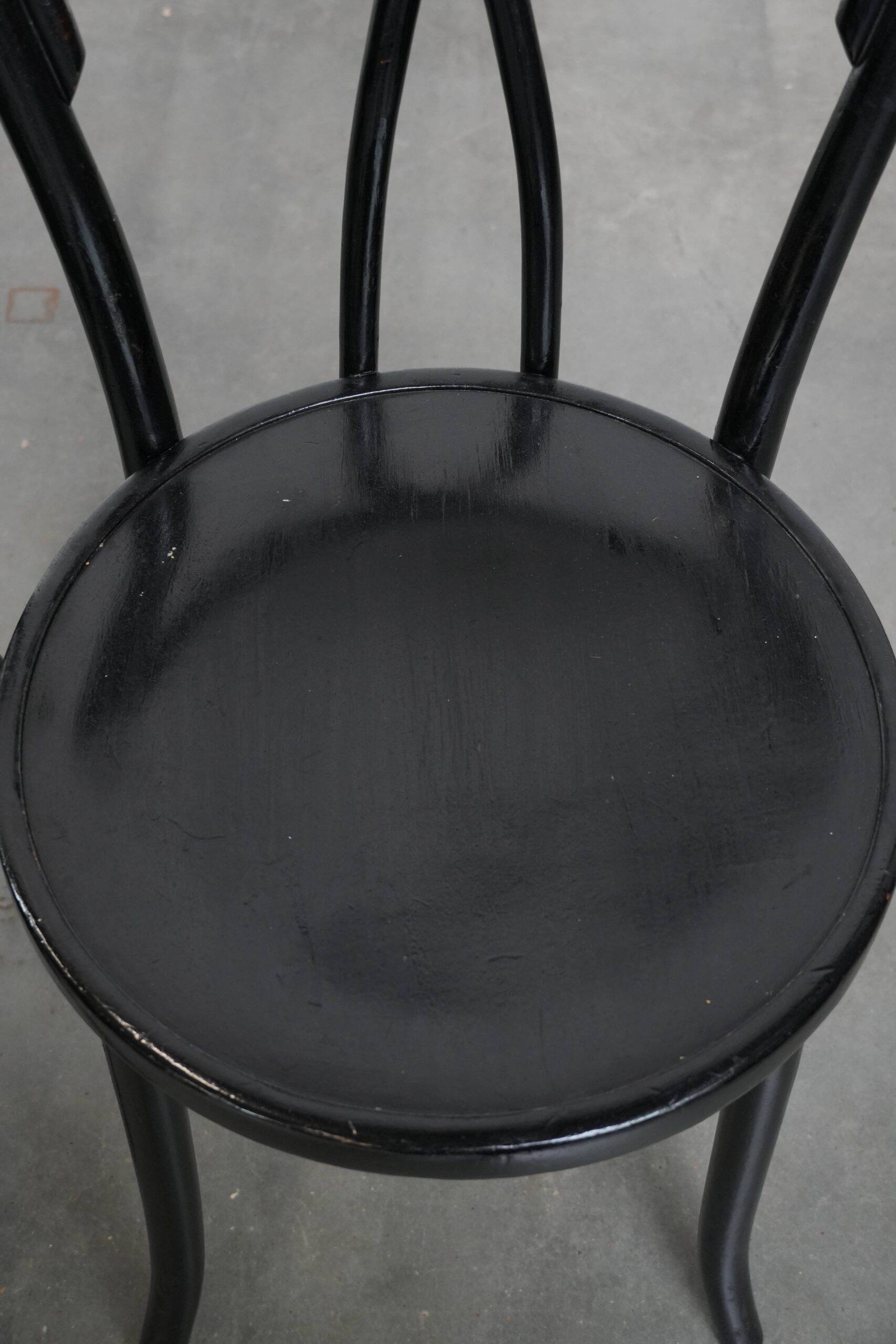 Ensemble de 4 chaises de bistrot noires de style Thonet vintage