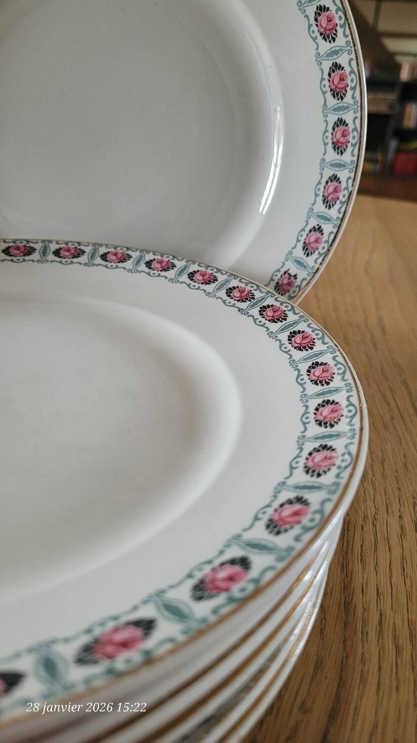 8 antique flat plates from Sté Céramique Maestricht