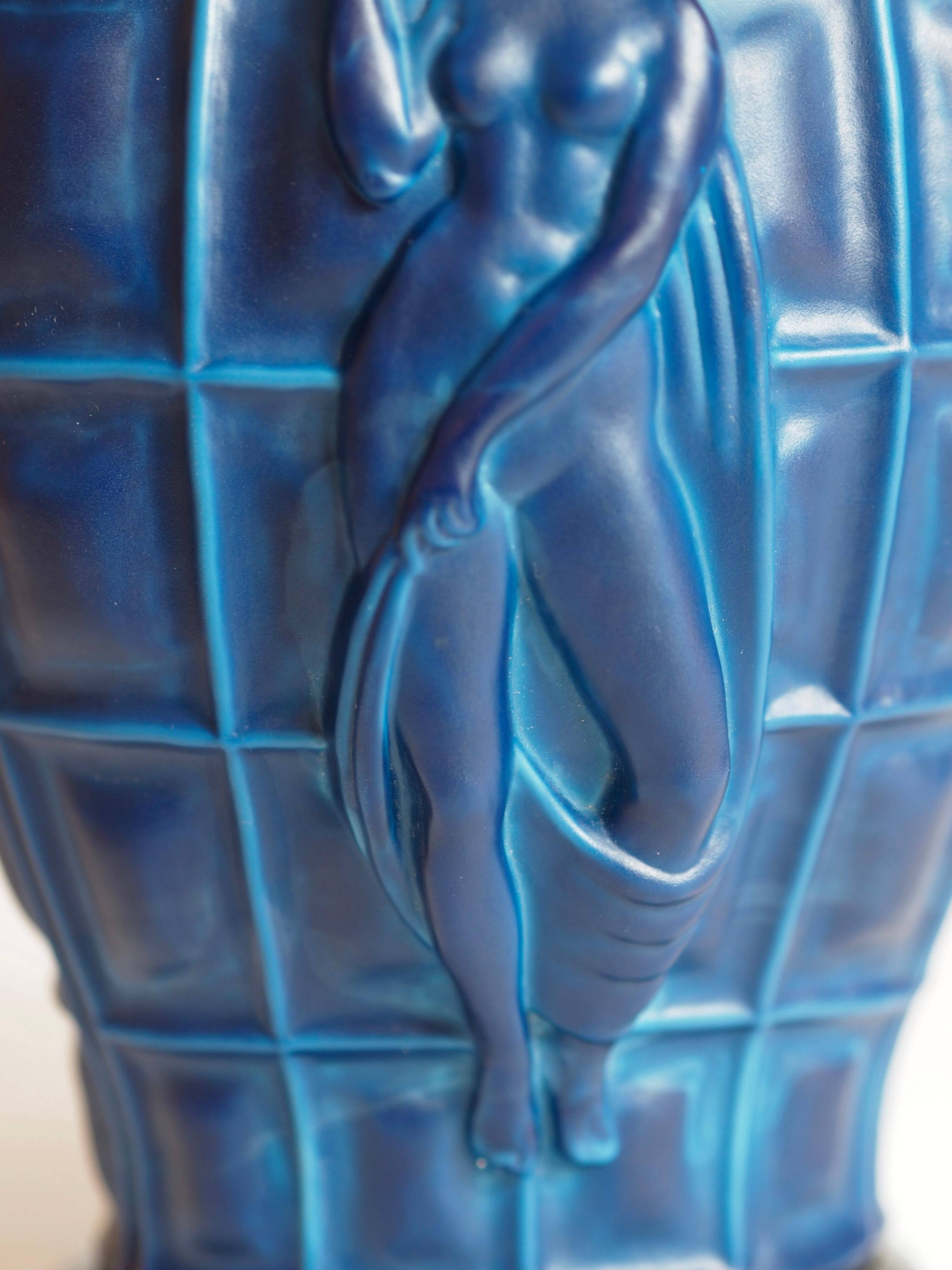 Vase Art Déco "Ingrid" en verre opaque bleu lapis par Henry Schlevogt