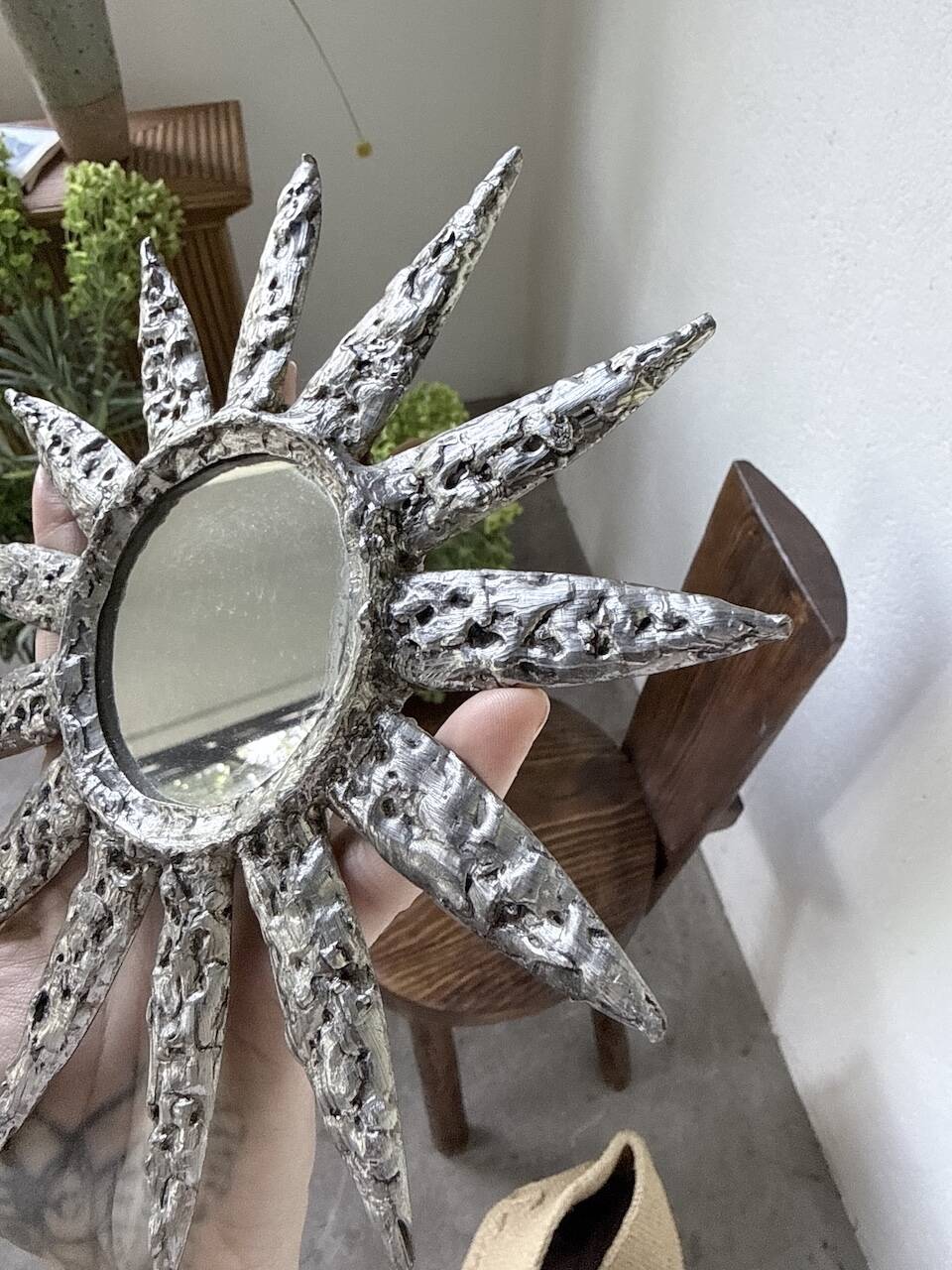 Petit miroir rond soleil métal martelé brutaliste 1950