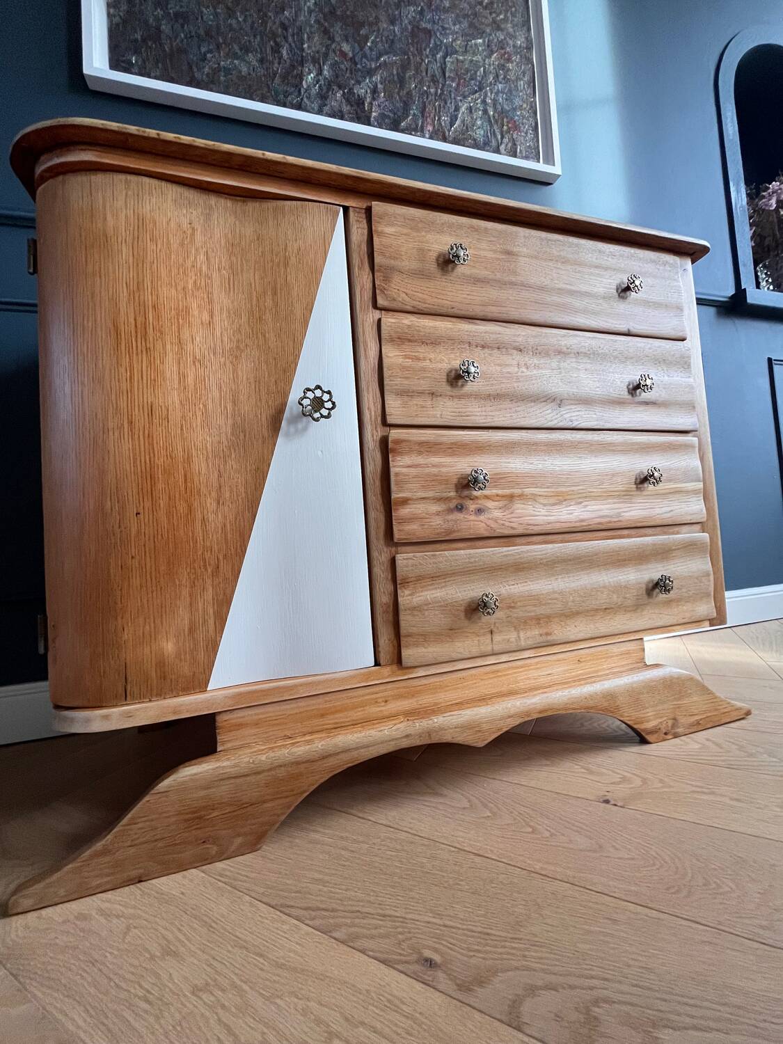 Moustache leg commode