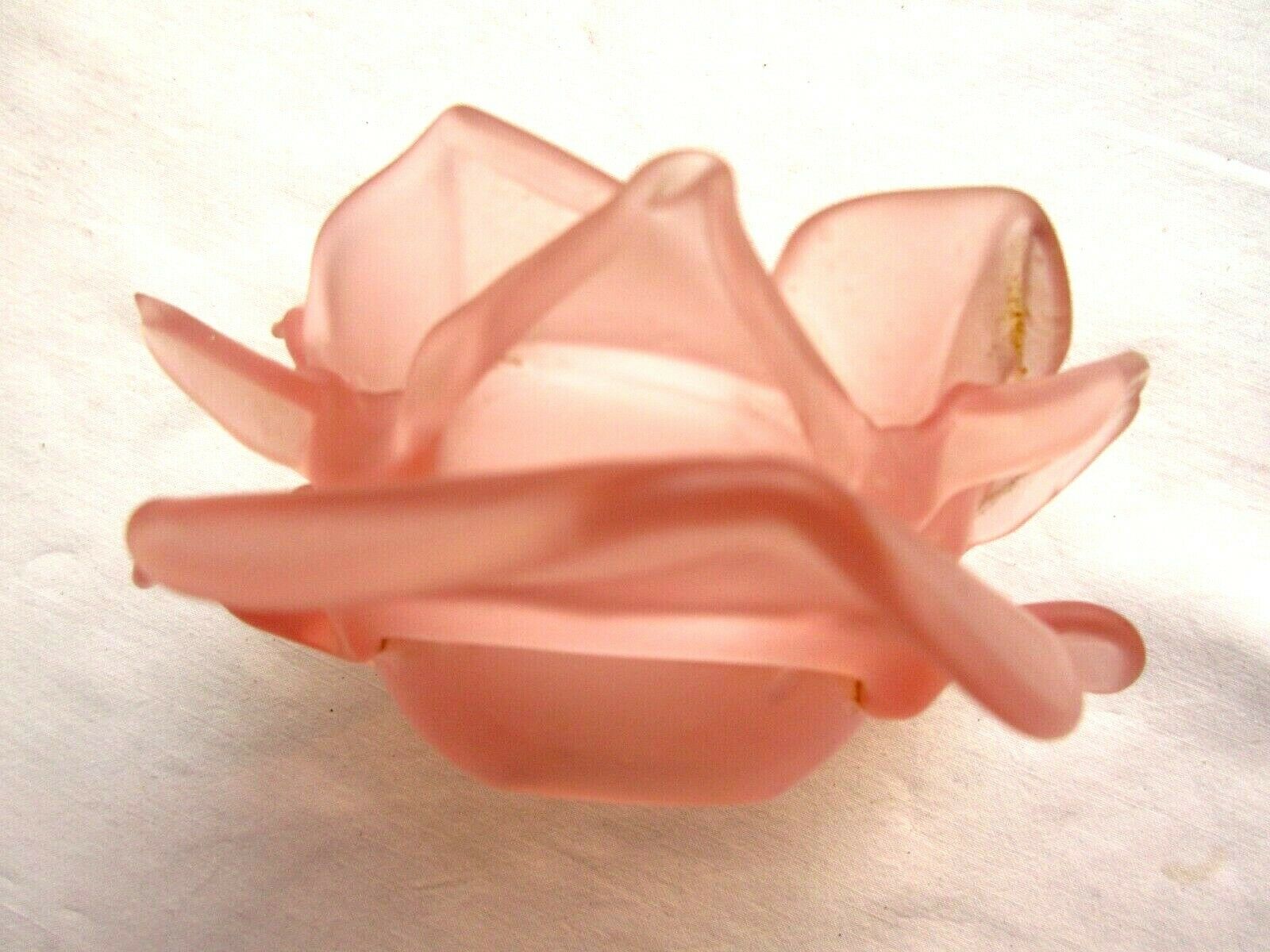 Art Deco wall light gilded bronze carved with cherries, pink tulip Rose in pink glass paste