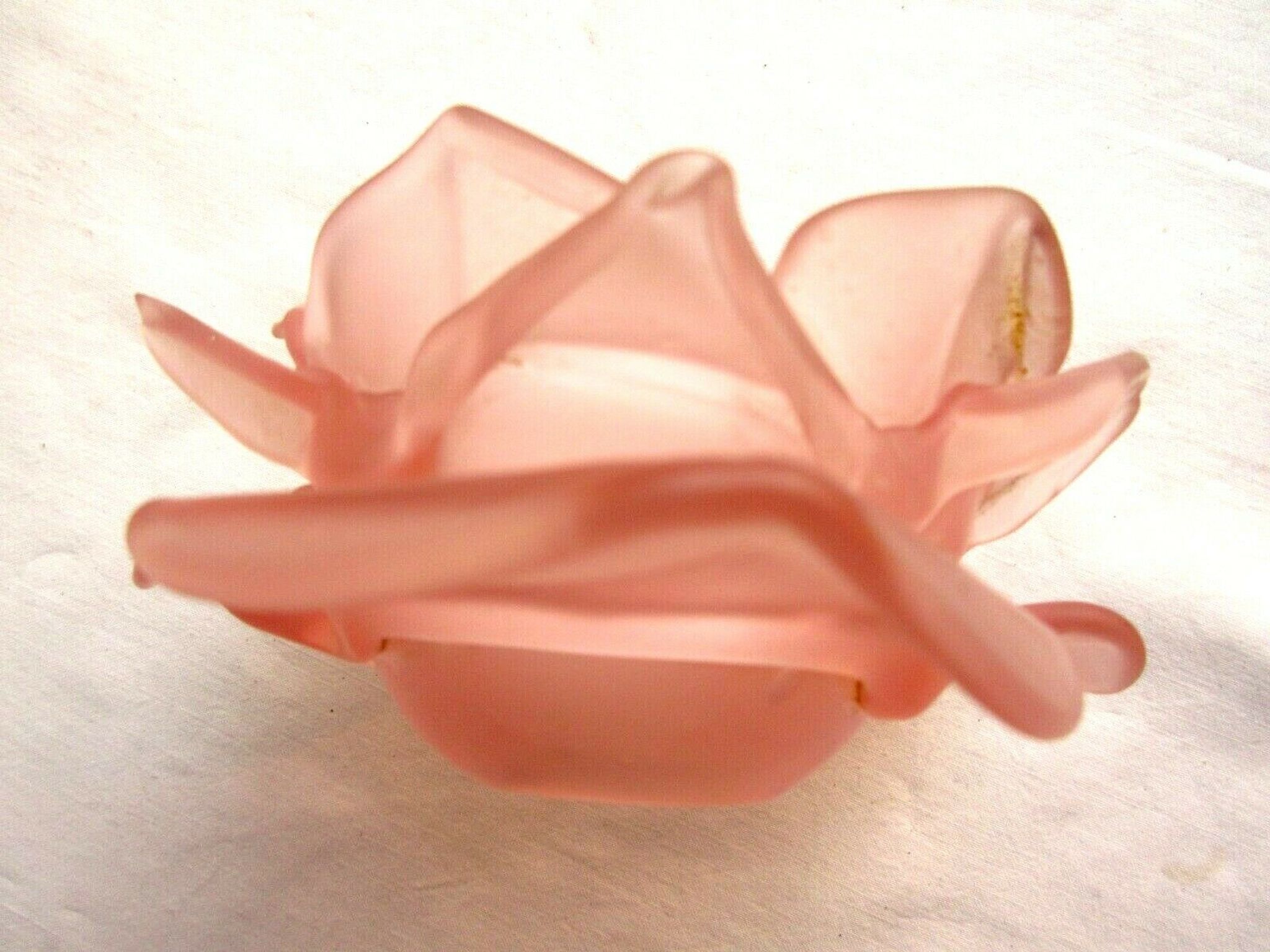 Art Deco wall light gilded bronze carved with cherries, pink tulip Rose in pink glass paste