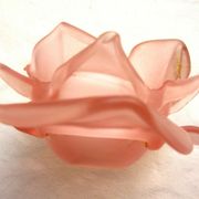Art Deco wall light gilded bronze carved with cherries, pink tulip Rose in pink glass paste