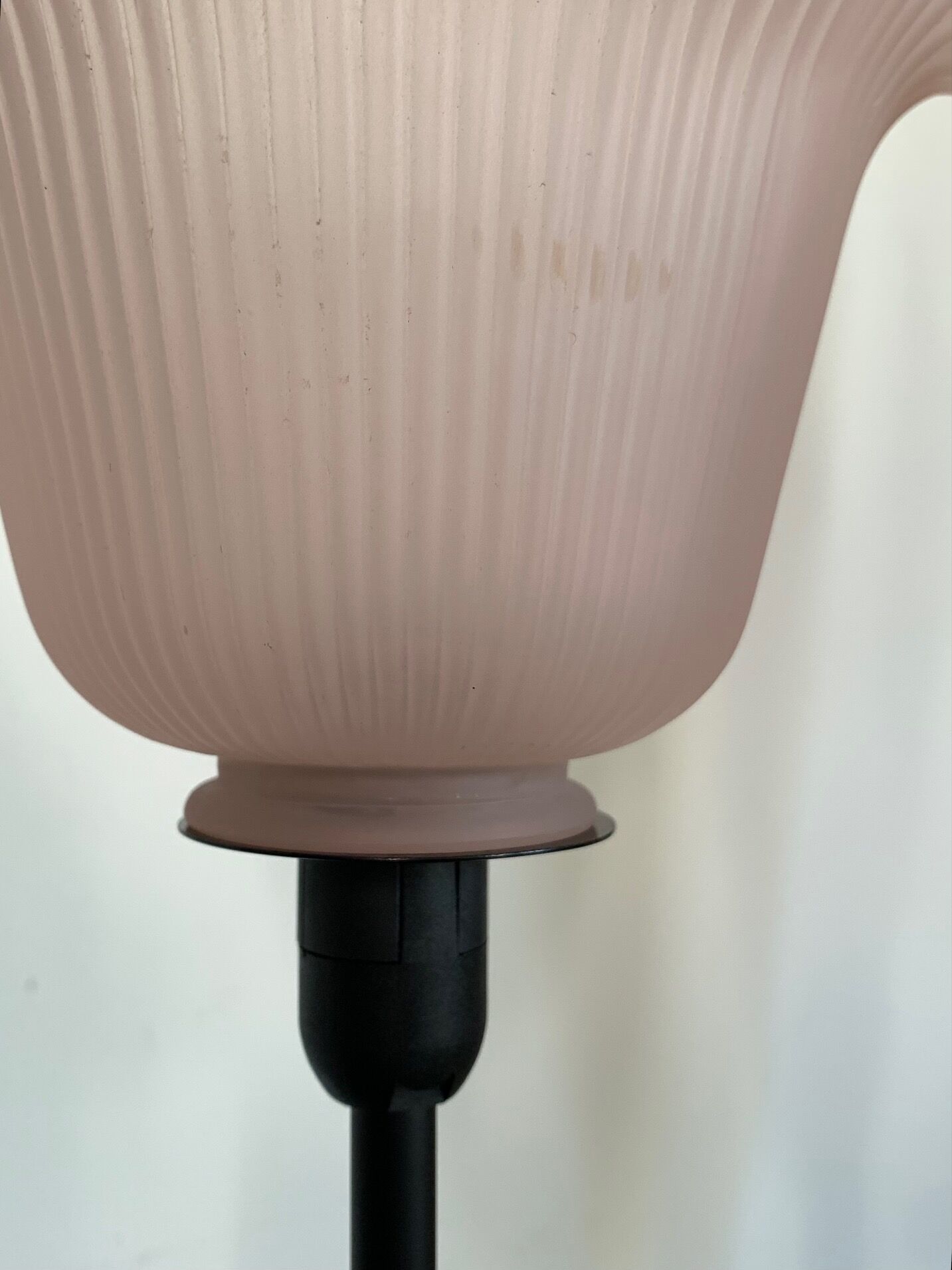 Lampe à poser avec globe en verre strié rose poudré