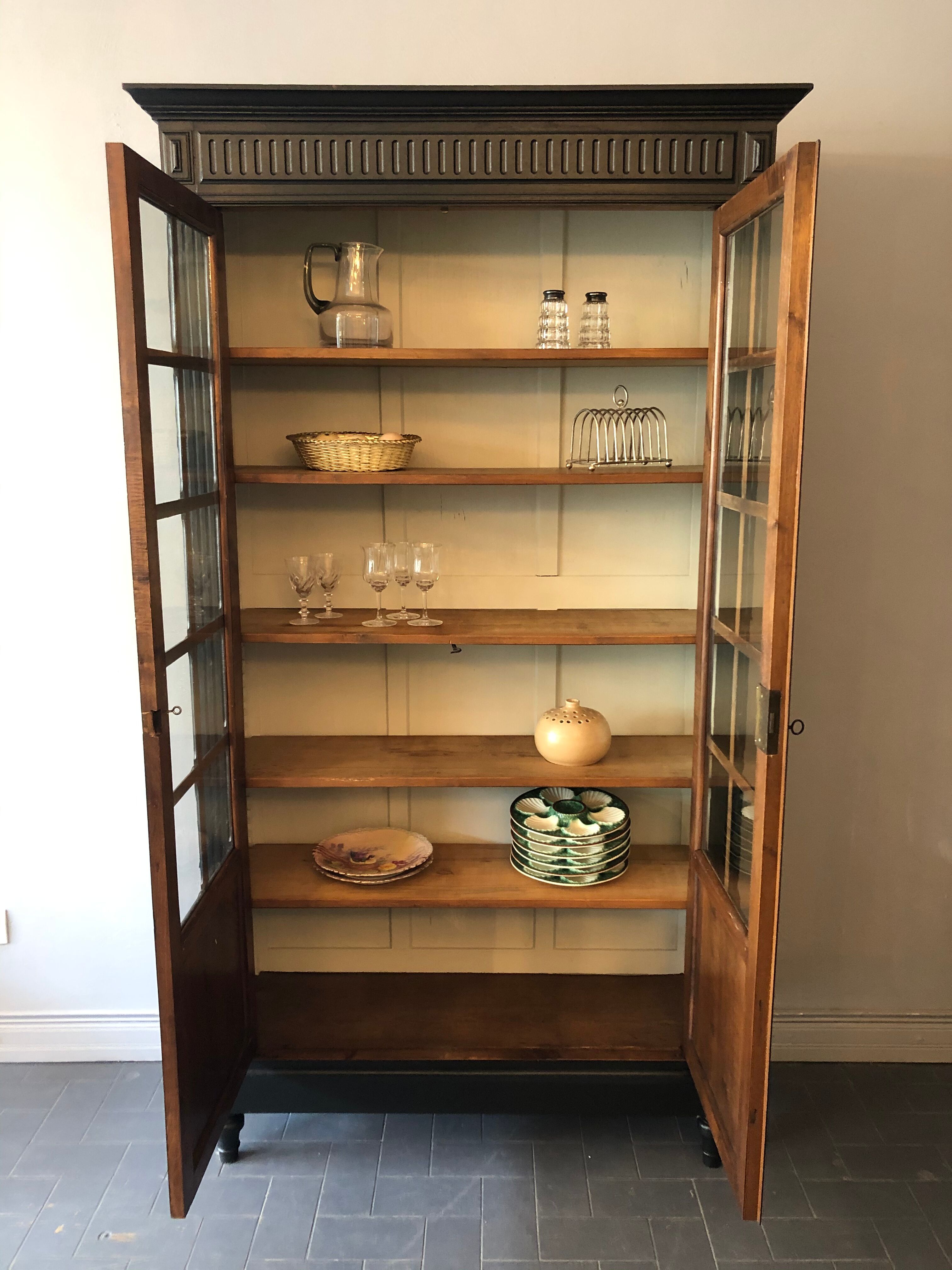 Armoire vitrée ancienne, début XXème