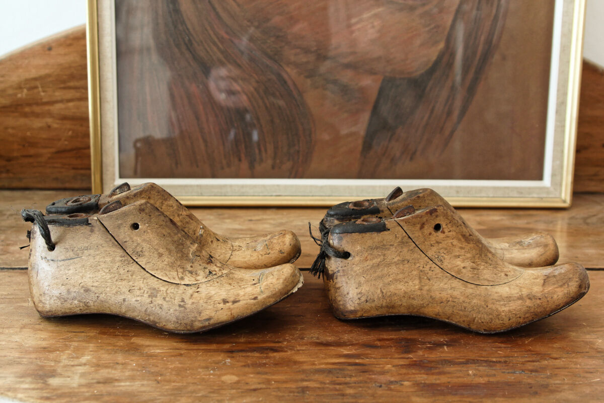 2 pairs of children's shoe trees