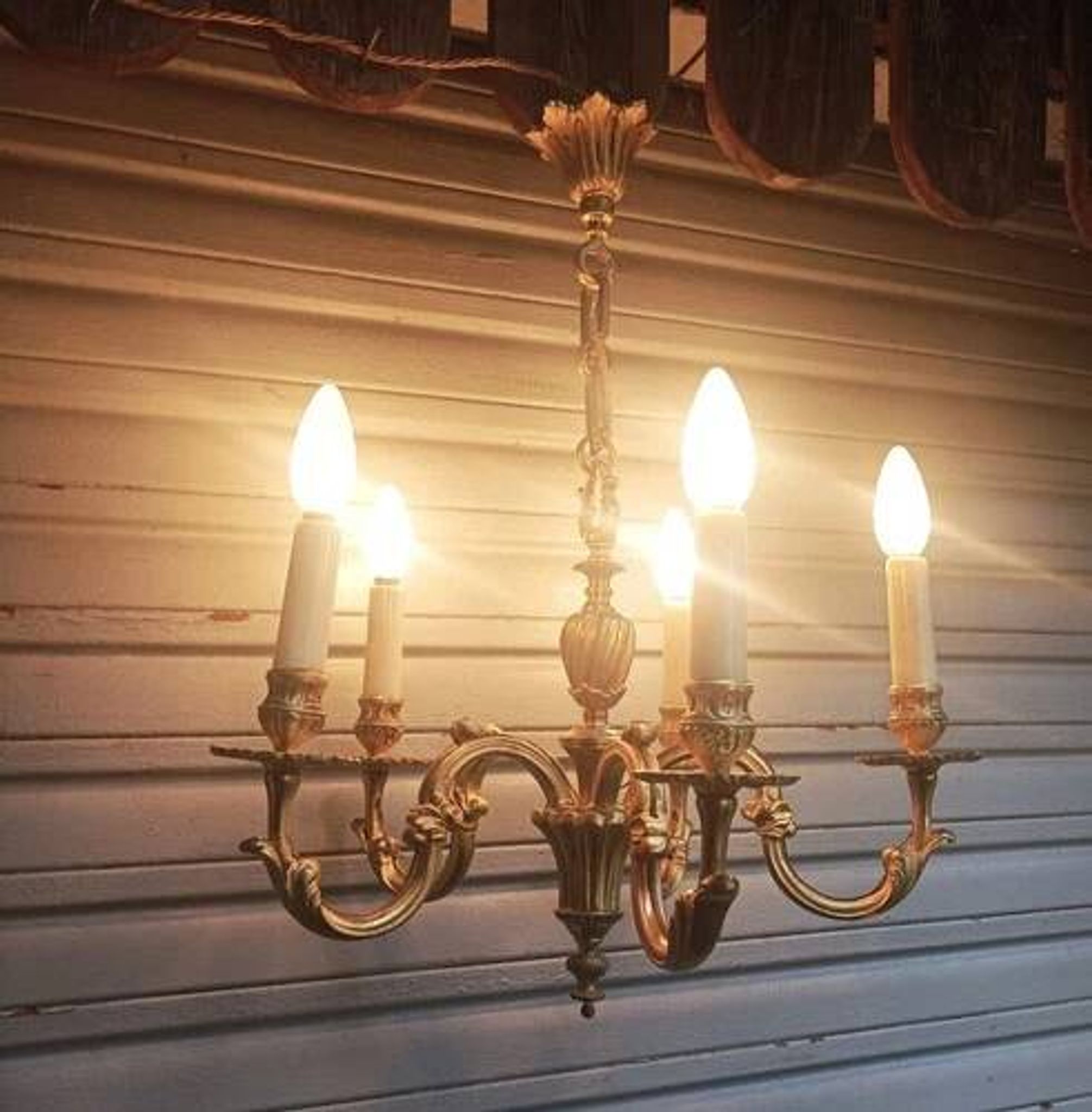 Antique gilded bronze chandelier in Louis XVI style, 5 lights, in working condition.