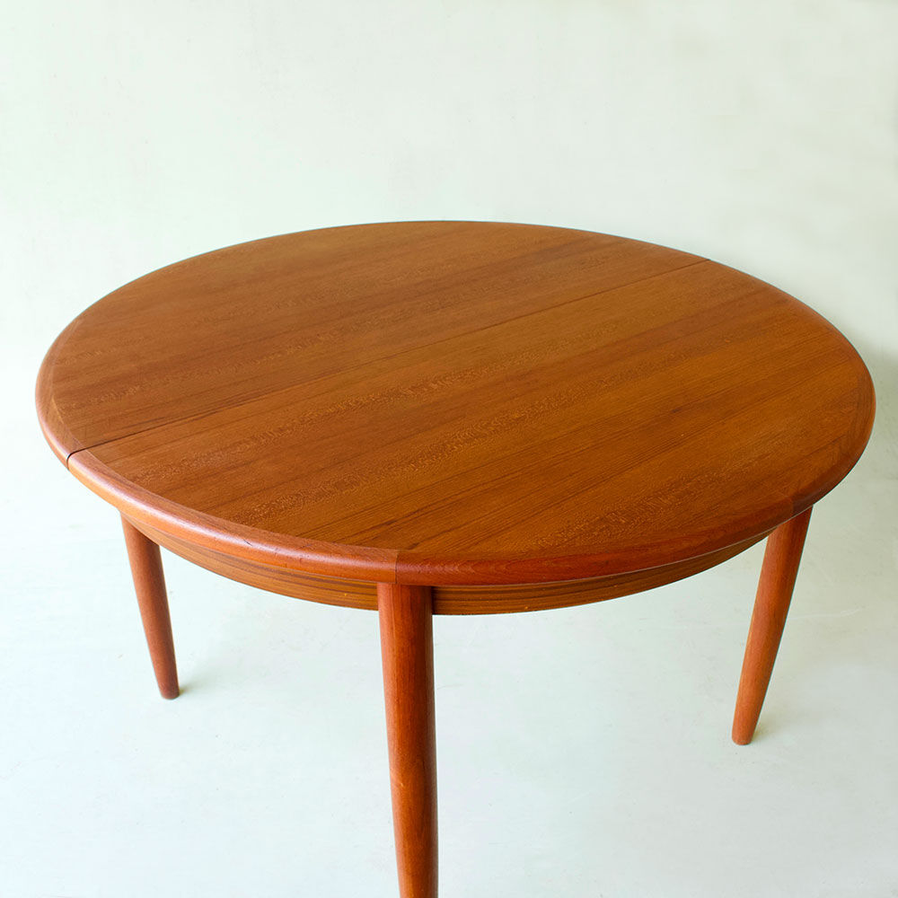 Scandinavian style in teak and veneer dining table