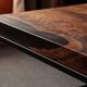 Table basse artisanale en noyer massif & résine époxy – pièce unique