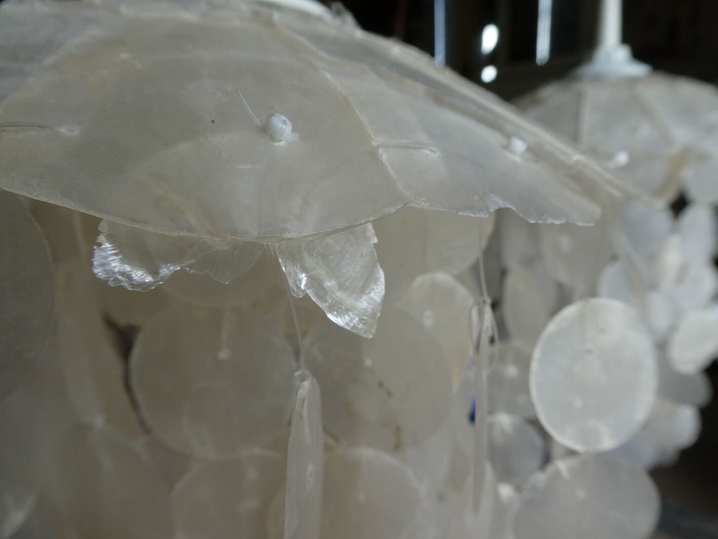 Duo of hanging lamps in mother-of-pearl tassels