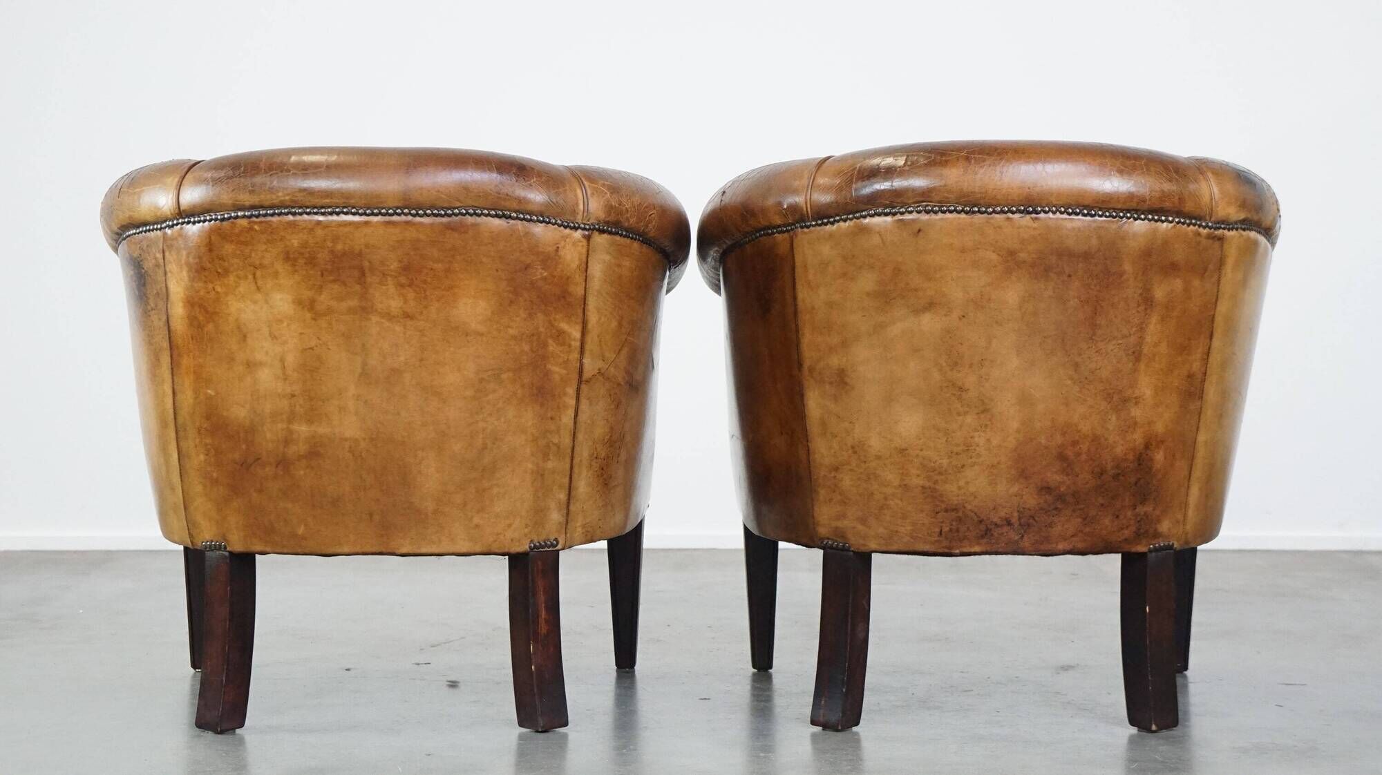 Set of 2 subtle, stately and sturdy club chairs made of sheepskin