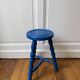 Tabouret tripode en bois bleu