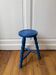Tabouret tripode en bois bleu