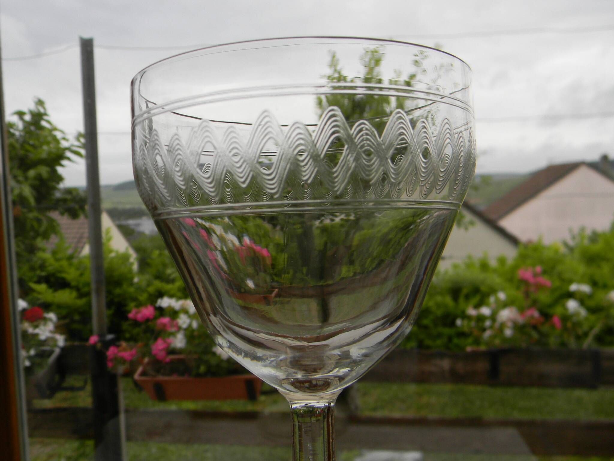 Set of 5 antique water glasses in engraved frieze glass.