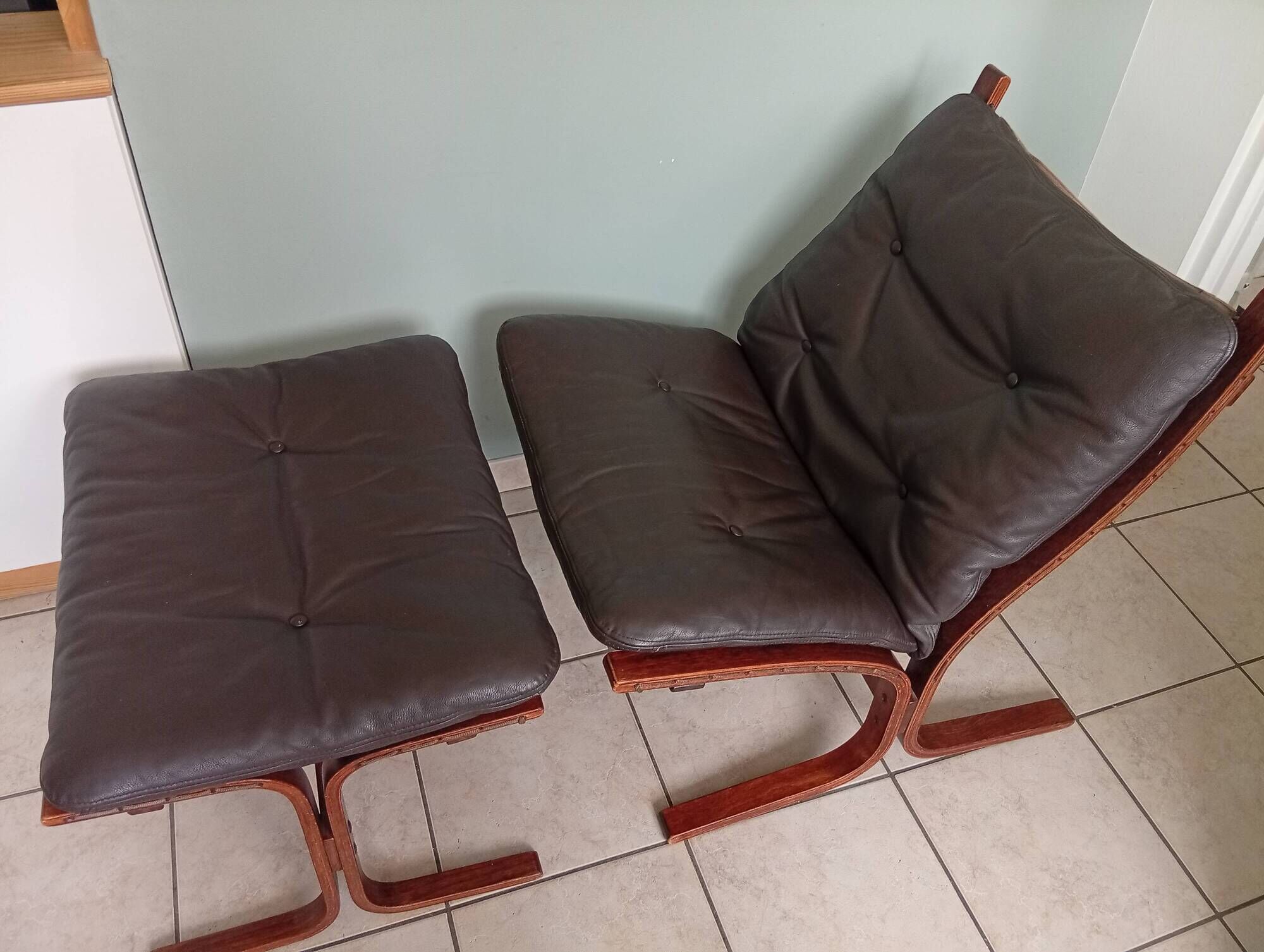 Fauteuil Ingmar Relling chauffeuses et Ottoman bois vintage scandinave
