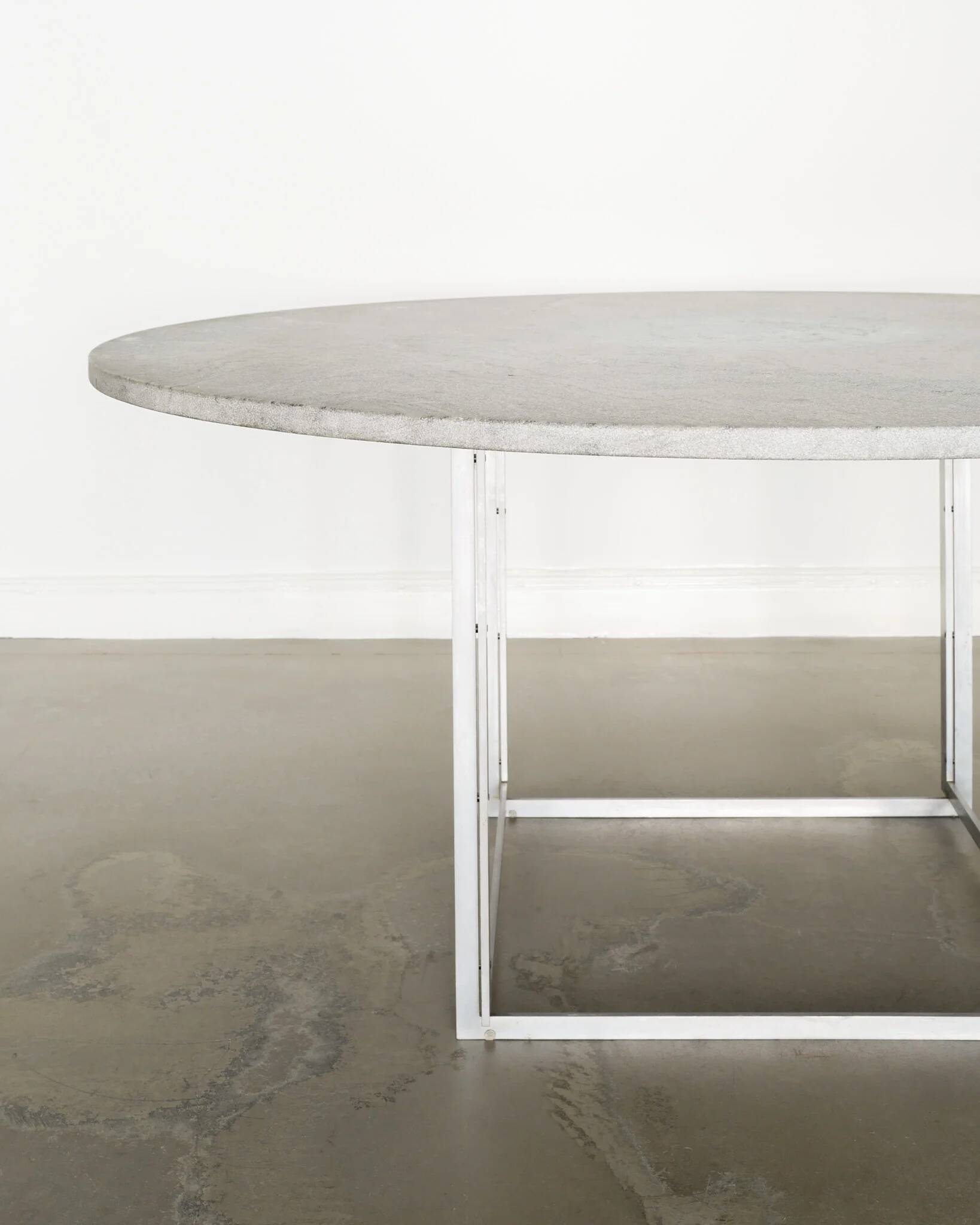 Table à manger "PK54" emblématique danoise du milieu du siècle par Poul Kjærholm, années 1960.