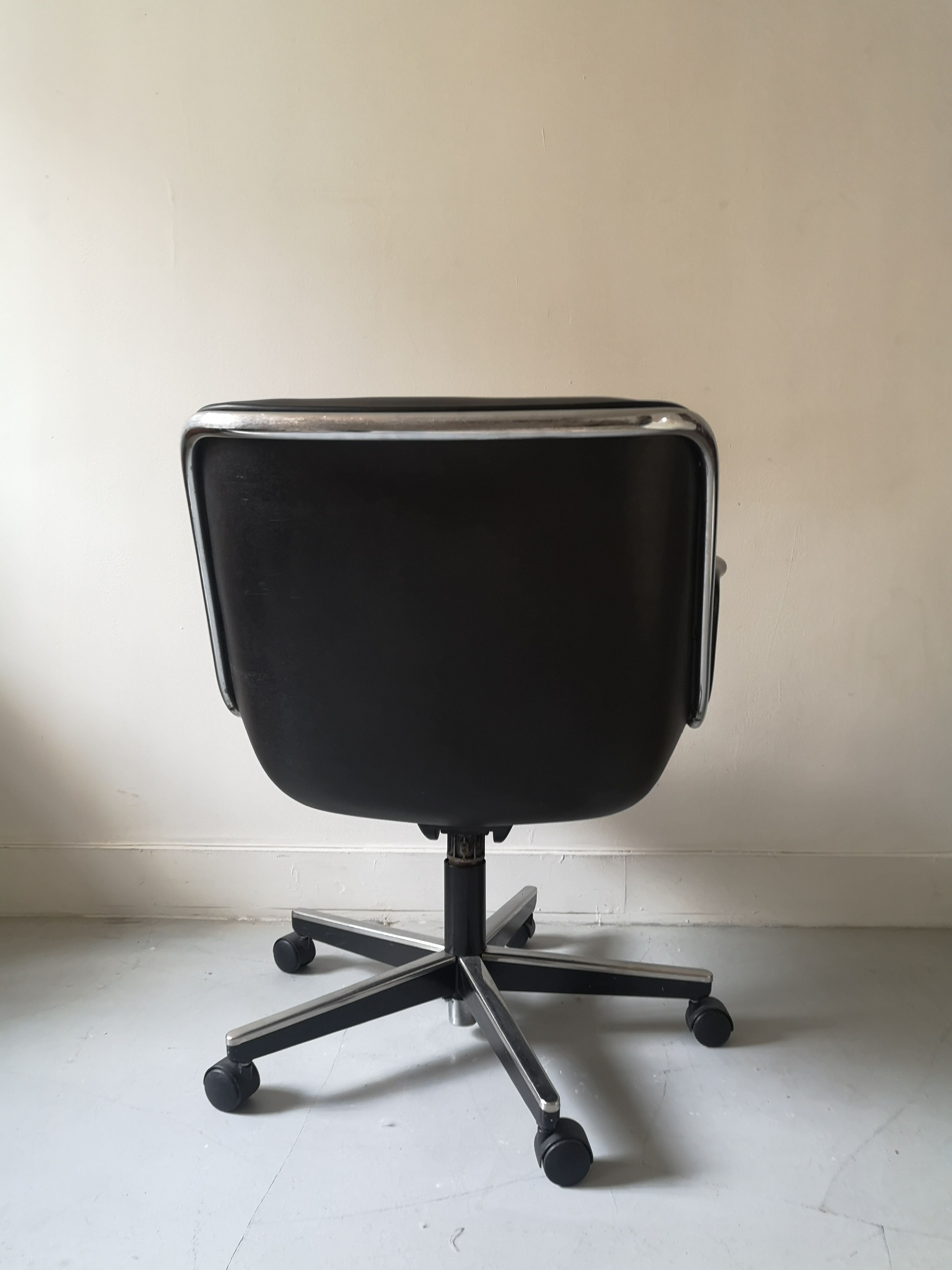 Fauteuil de bureau en cuir noir by Charles pollock pour Knoll,1970