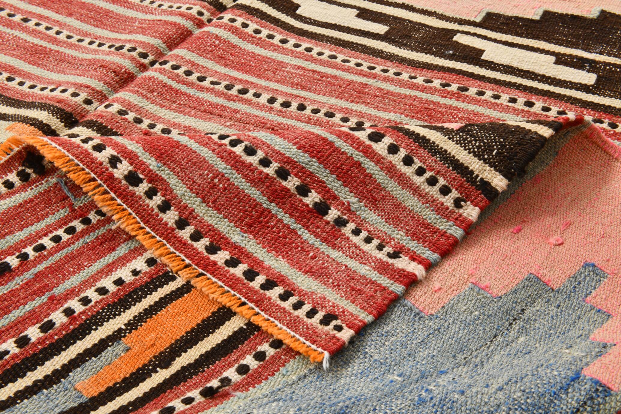 Tapis Kilim fait main rayé rose blush et marron, 131x196 cm