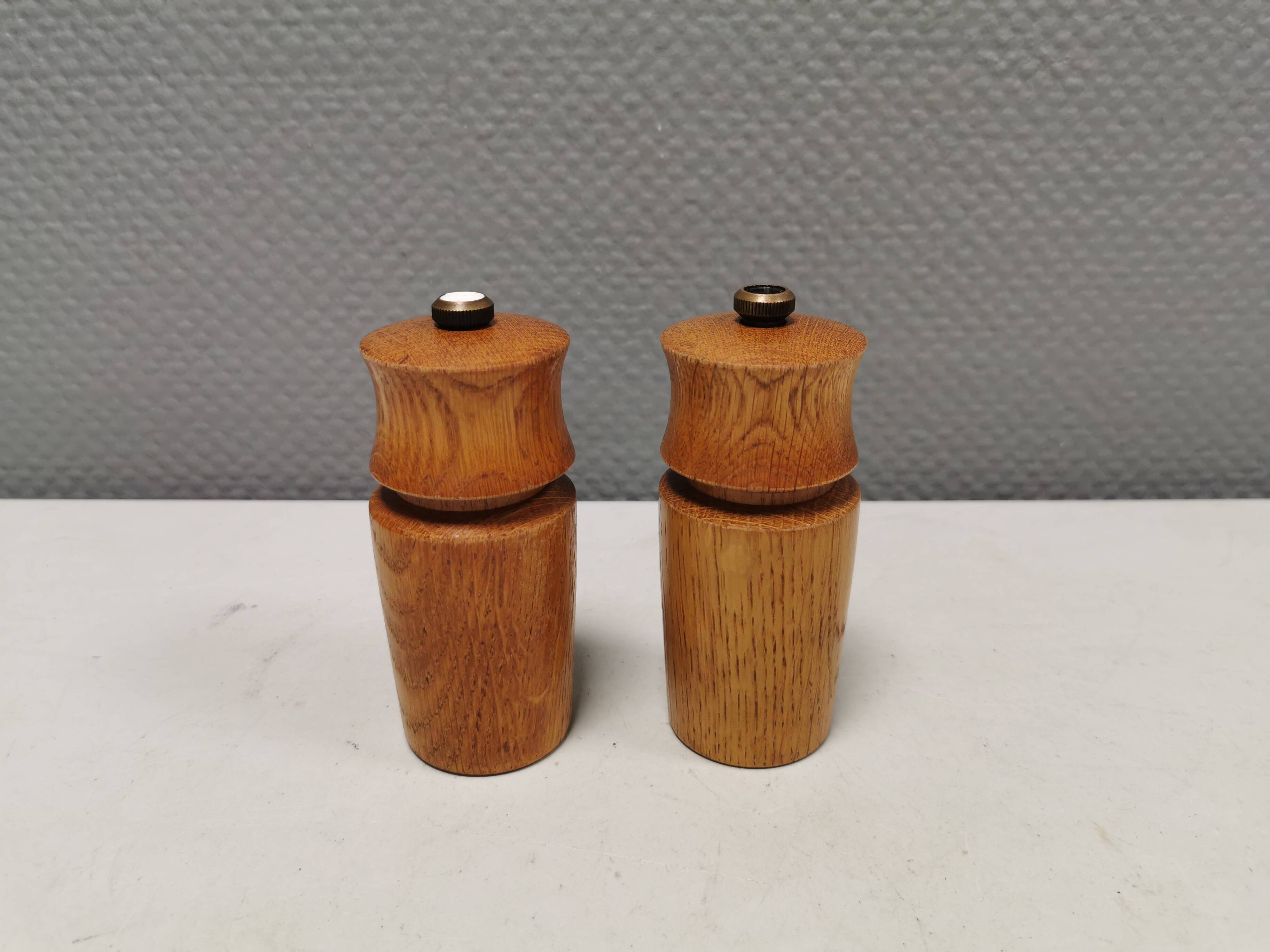 Moulins à sel et à poivre conçus par le designer danois Falle Uldall en chêne pour Dane Wood dans les années 1960.