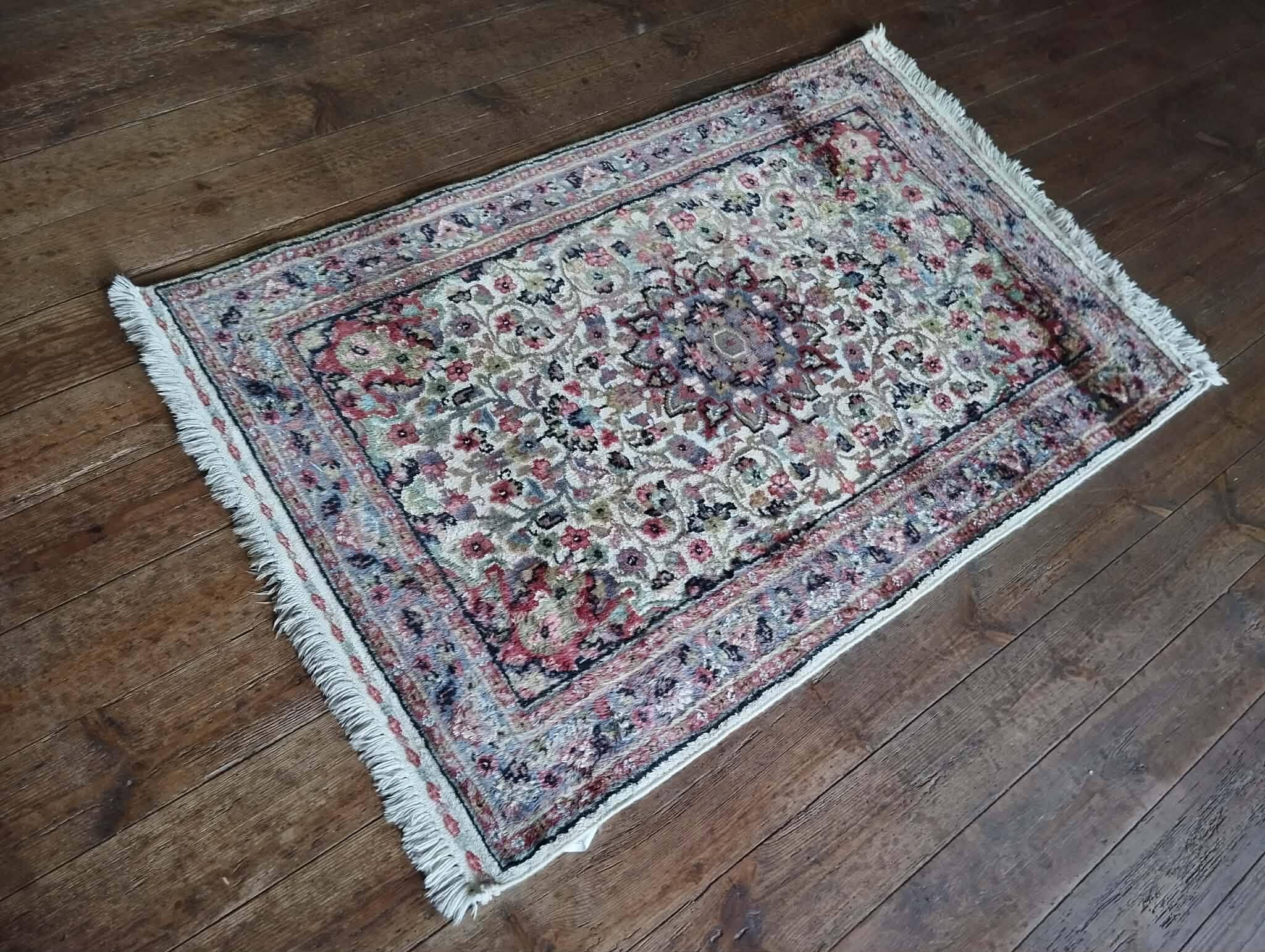 Handmade Pakistani wool and silk rug 122x77cm