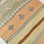 Tapis coureur vintage en kilim rayé vert clair, 63x180 cm