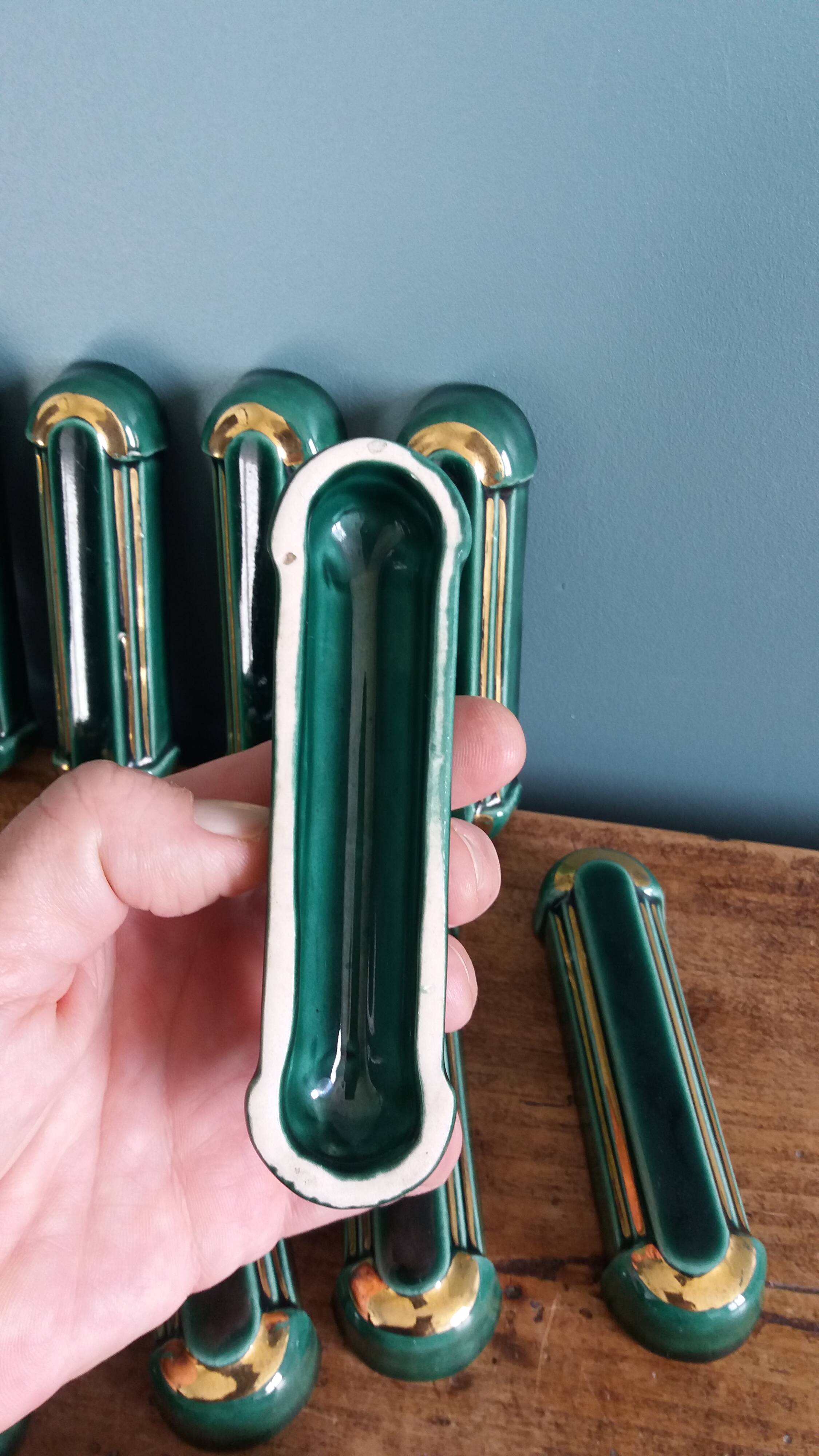 Poët Laval knife rest in emerald green ceramic and gold.