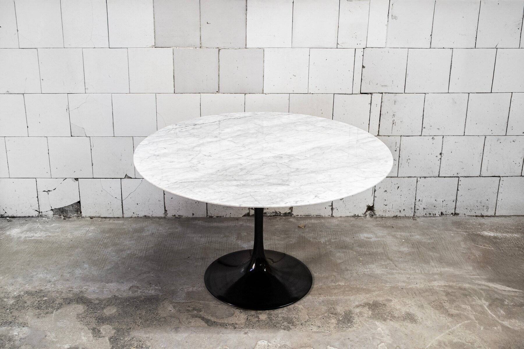 Tulip coffee table by Eero Saarinen for Knoll, 1980s.