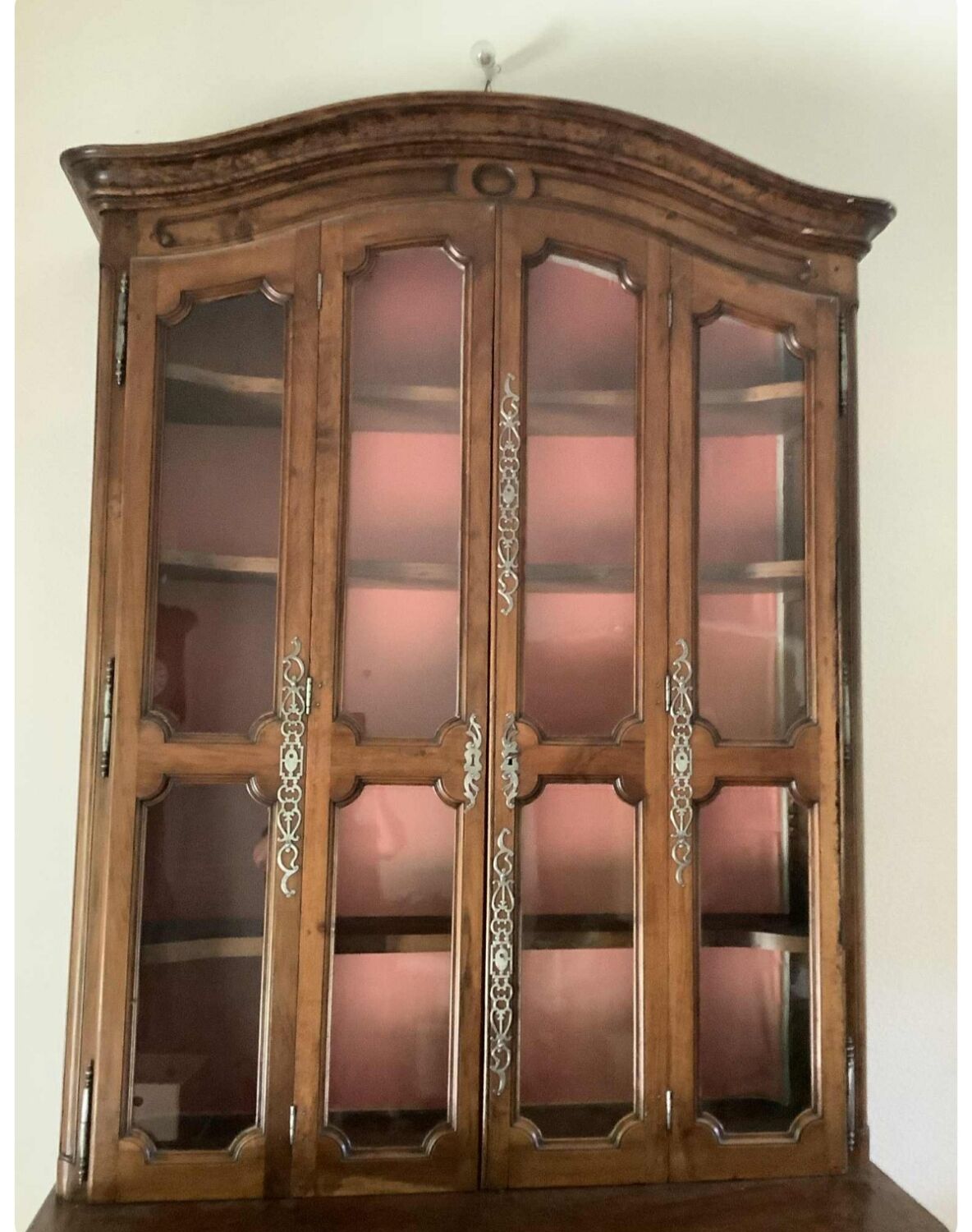 Imposant buffet, vitrine deux corps en noyer