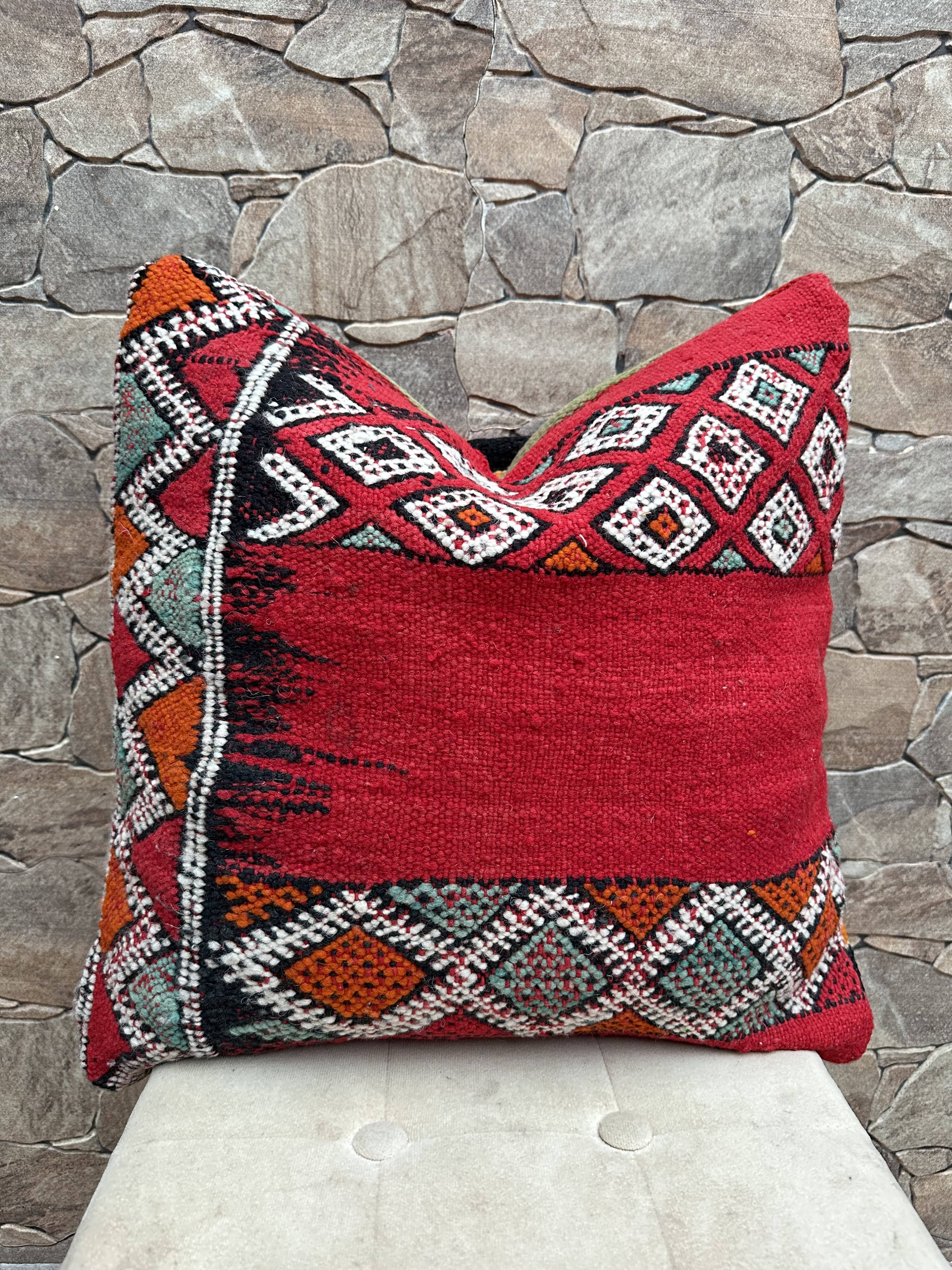 Vintage cushion cover in Berber kilim: Moroccan wool cushion.
