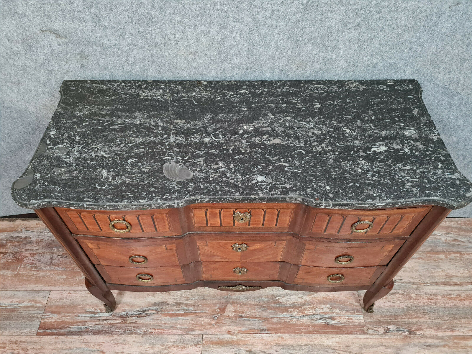 Dresser period Transition to double jump in noble wood marquetry around 1750