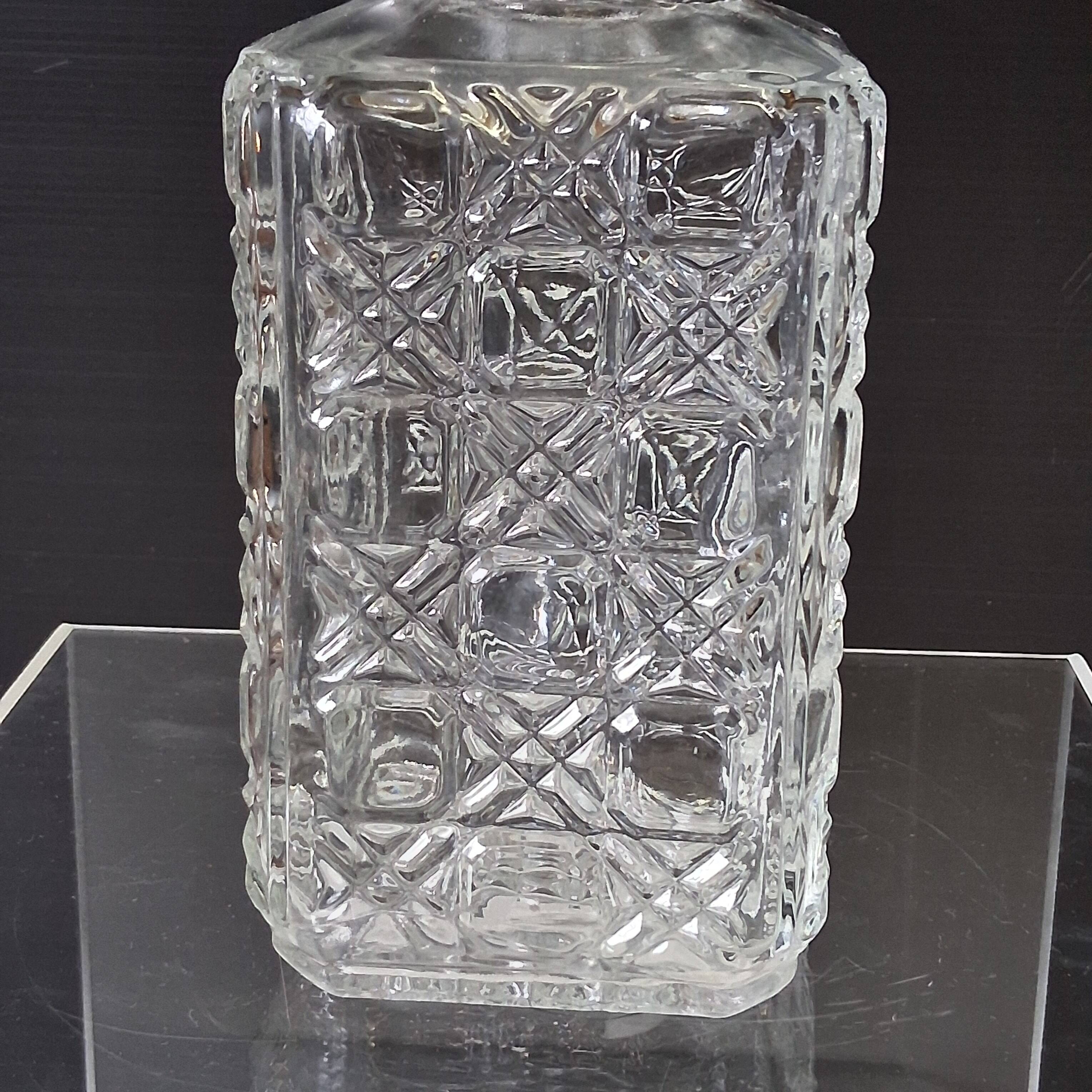 Very nice whisky/juice carafe in glass in very good condition.