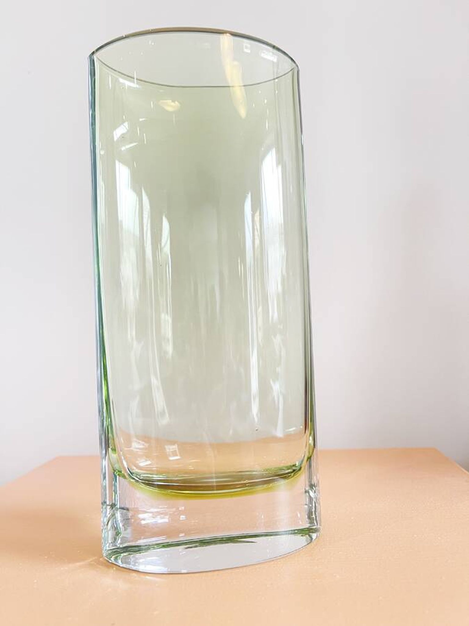 Vase en verre soufflé artisanal vert pomme – circa 1980