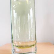 Vase en verre soufflé artisanal vert pomme – circa 1980