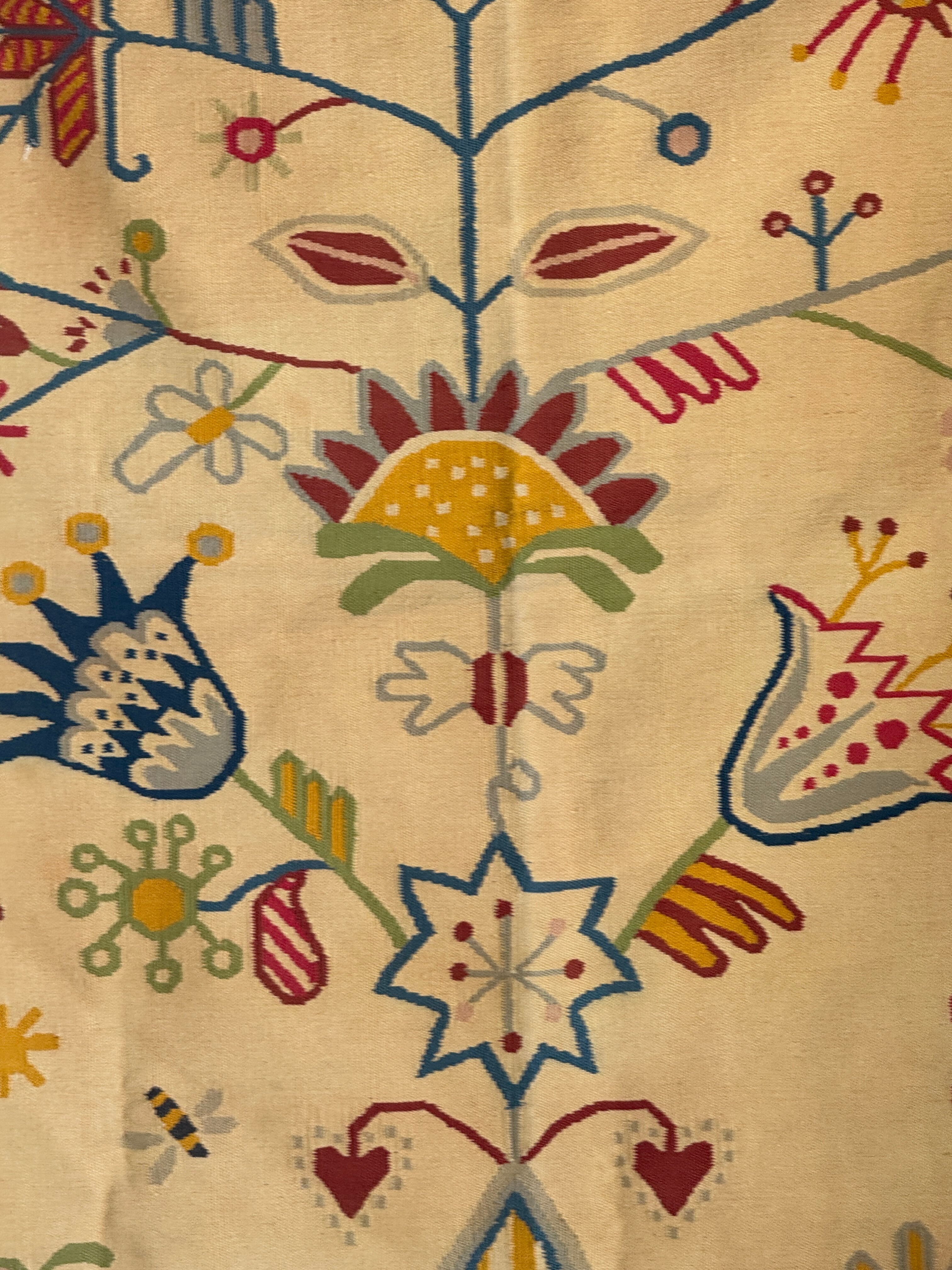 Large beige Indian rug with floral patterns 196x137.