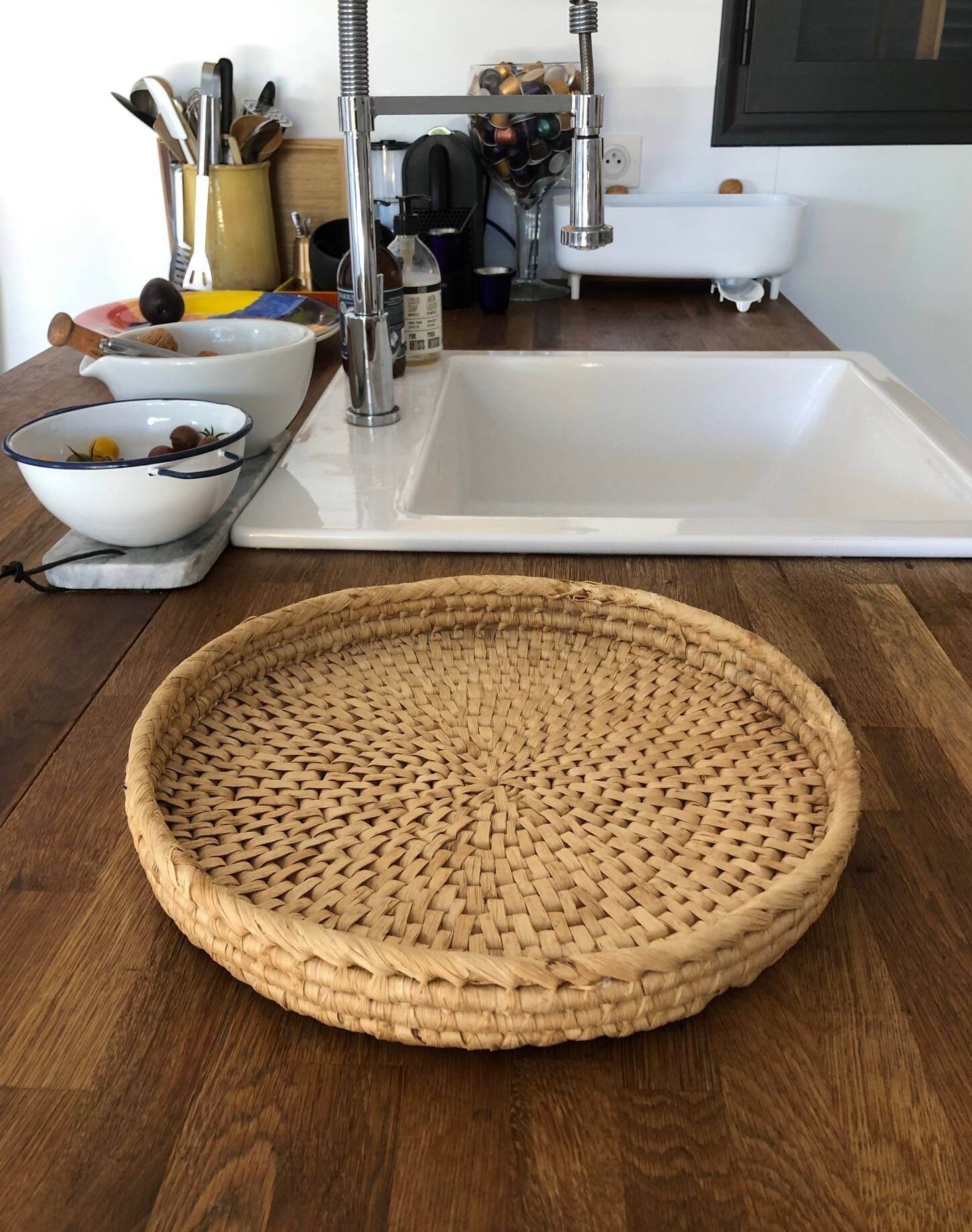 Plateau, wicker basket